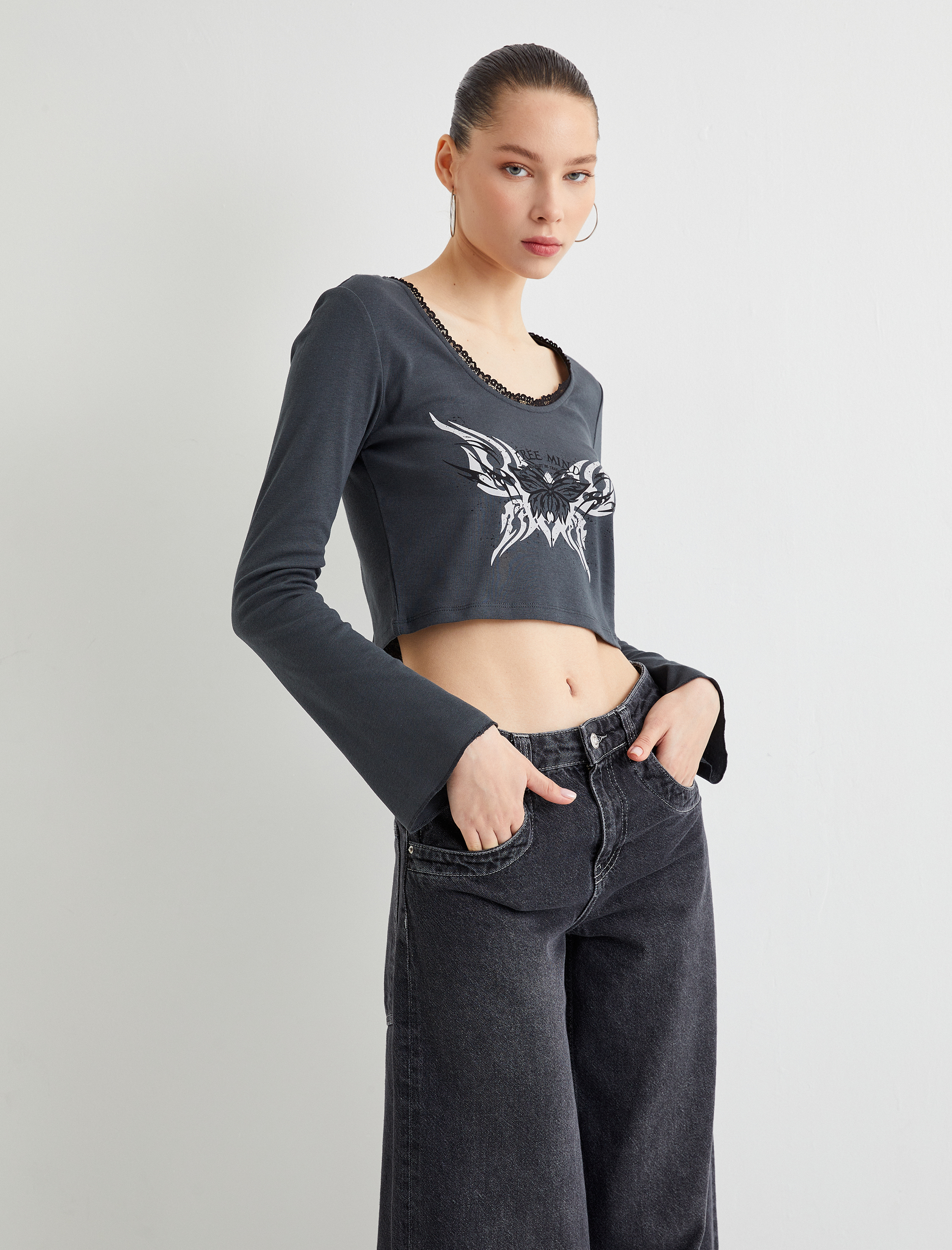   Crop Tişört Uzun Kollu Baskılı Yuvarlak Yaka Dantel Detaylı Pamuklu