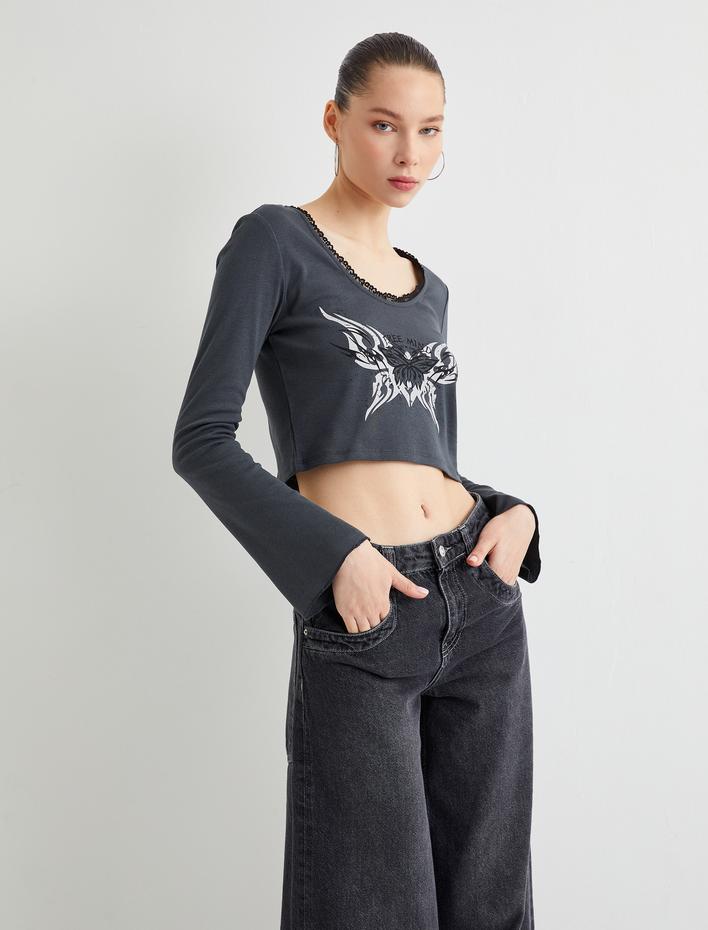  Crop Tişört Uzun Kollu Baskılı Yuvarlak Yaka Dantel Detaylı Pamuklu