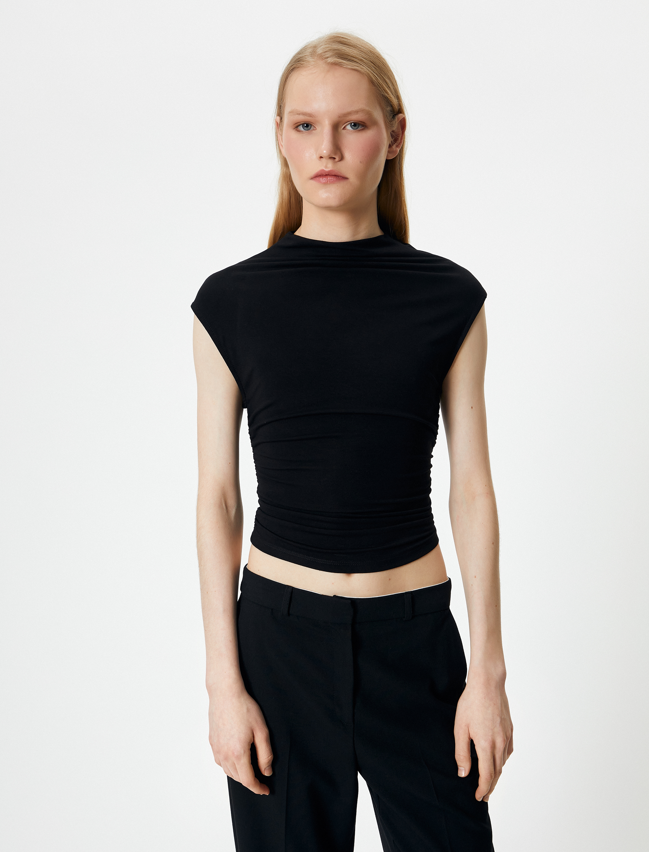   Slim Fit Atlet Dik Yaka Kısa Kollu Drapeli