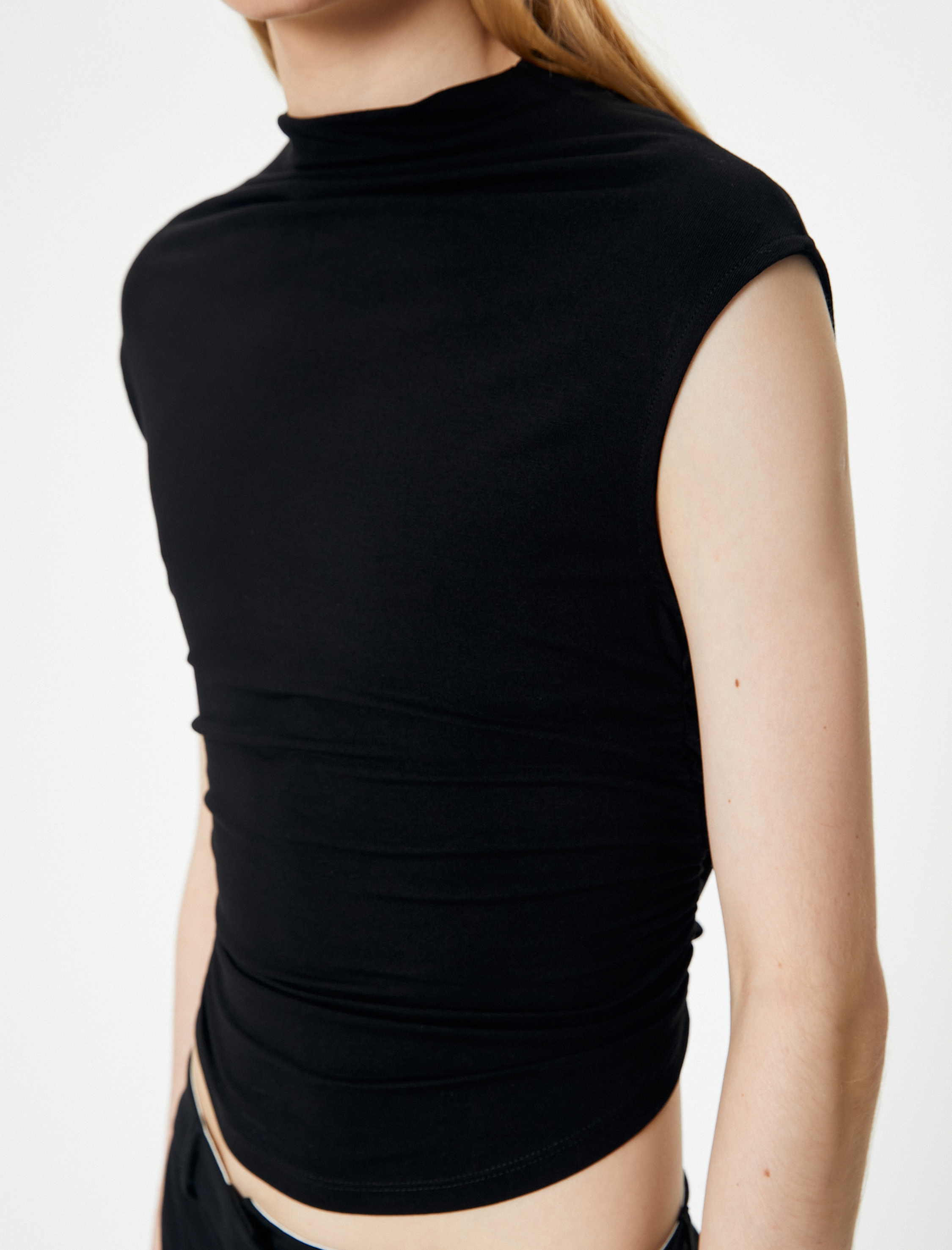   Slim Fit Atlet Dik Yaka Kısa Kollu Drapeli