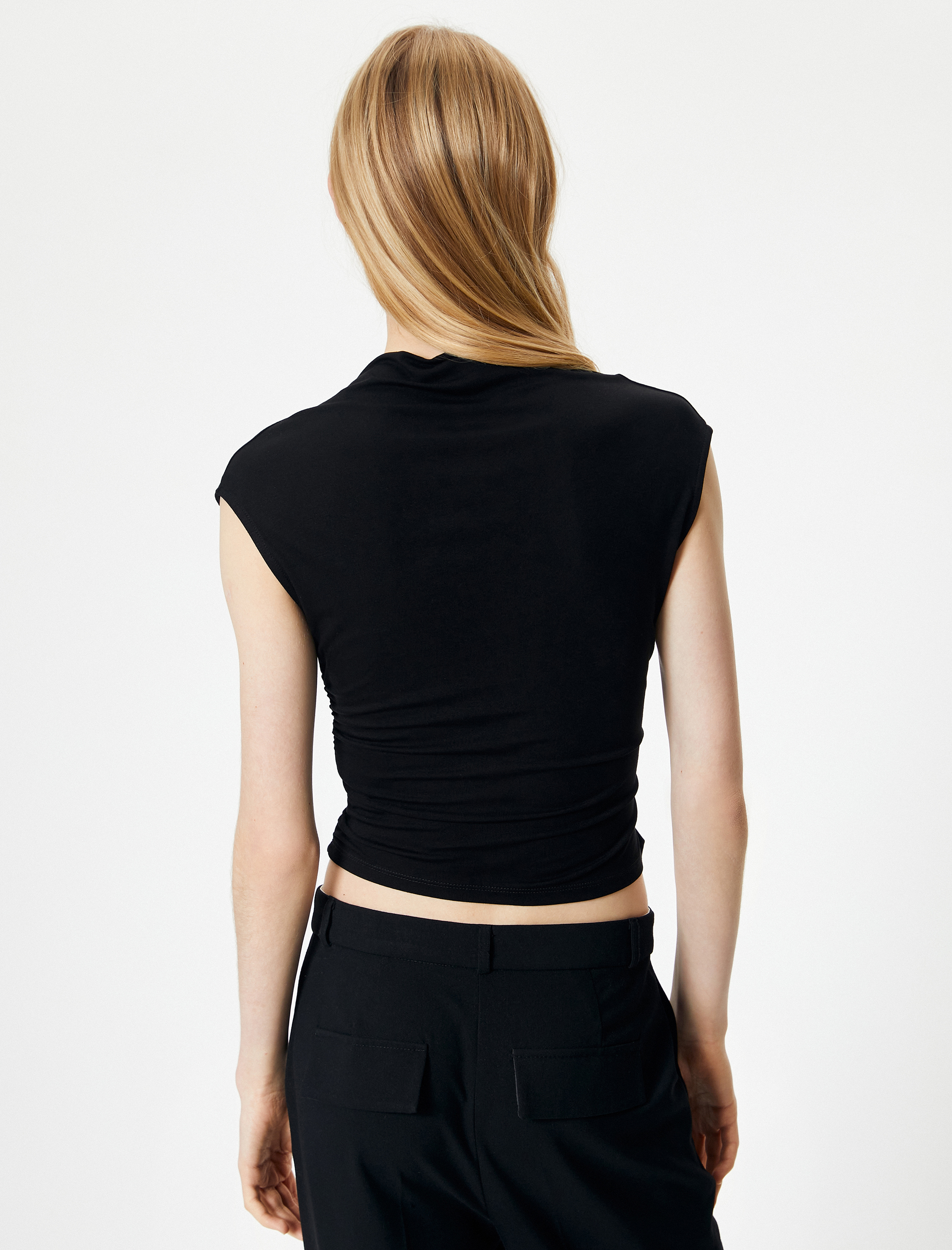   Slim Fit Atlet Dik Yaka Kısa Kollu Drapeli