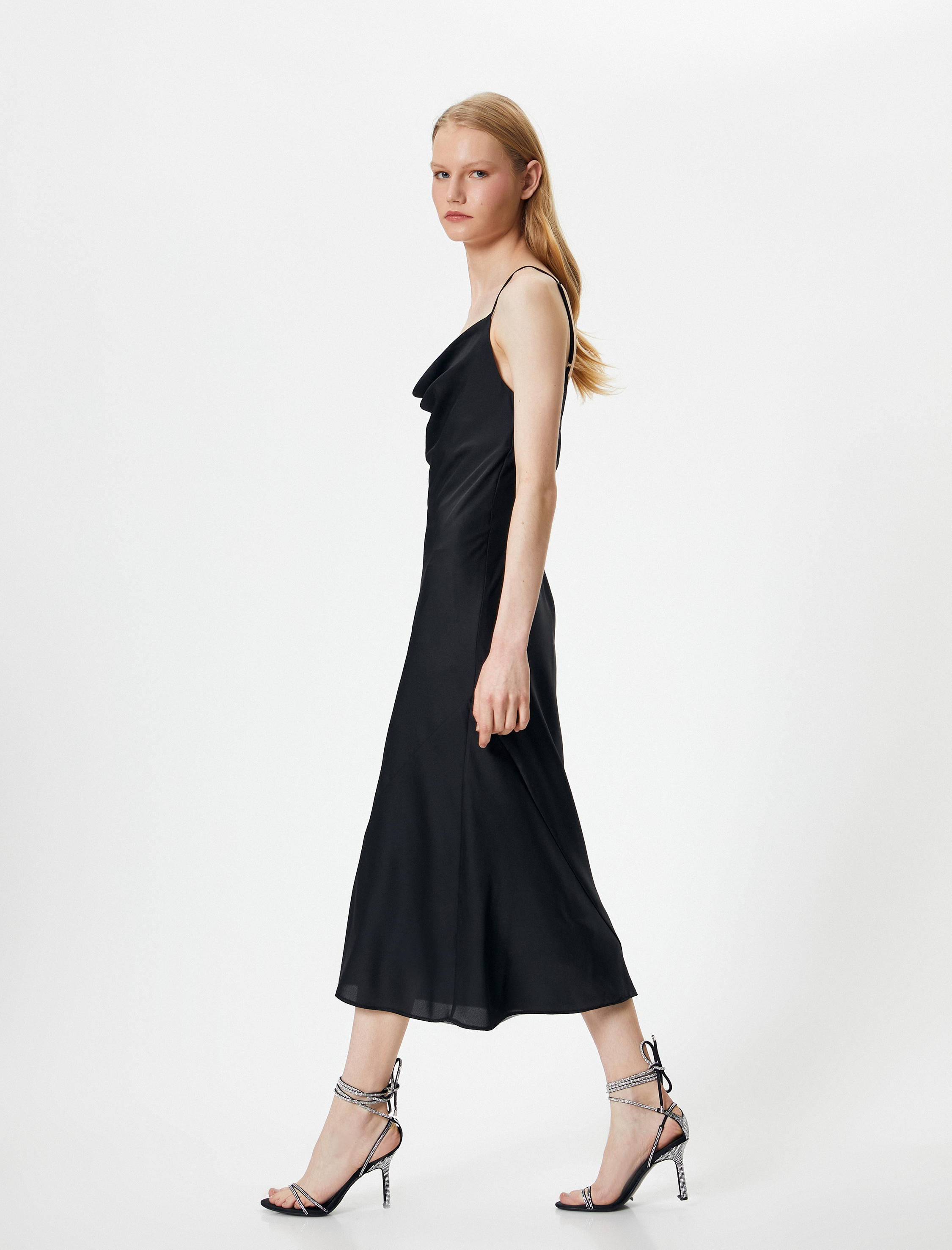   Saten Uzun Abiye Elbise Dökümlü Yaka İnce Askılı