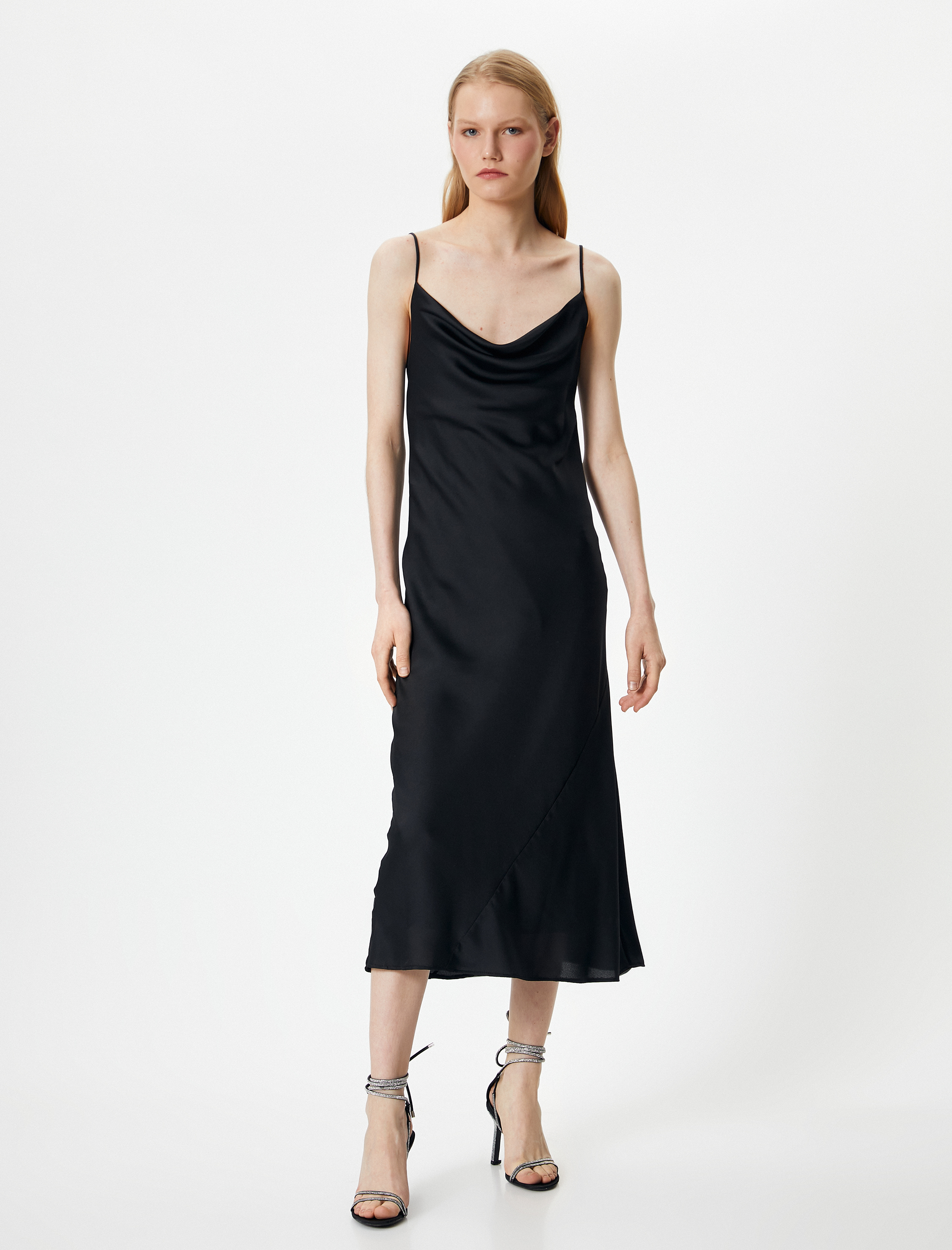   Saten Uzun Abiye Elbise Dökümlü Yaka İnce Askılı