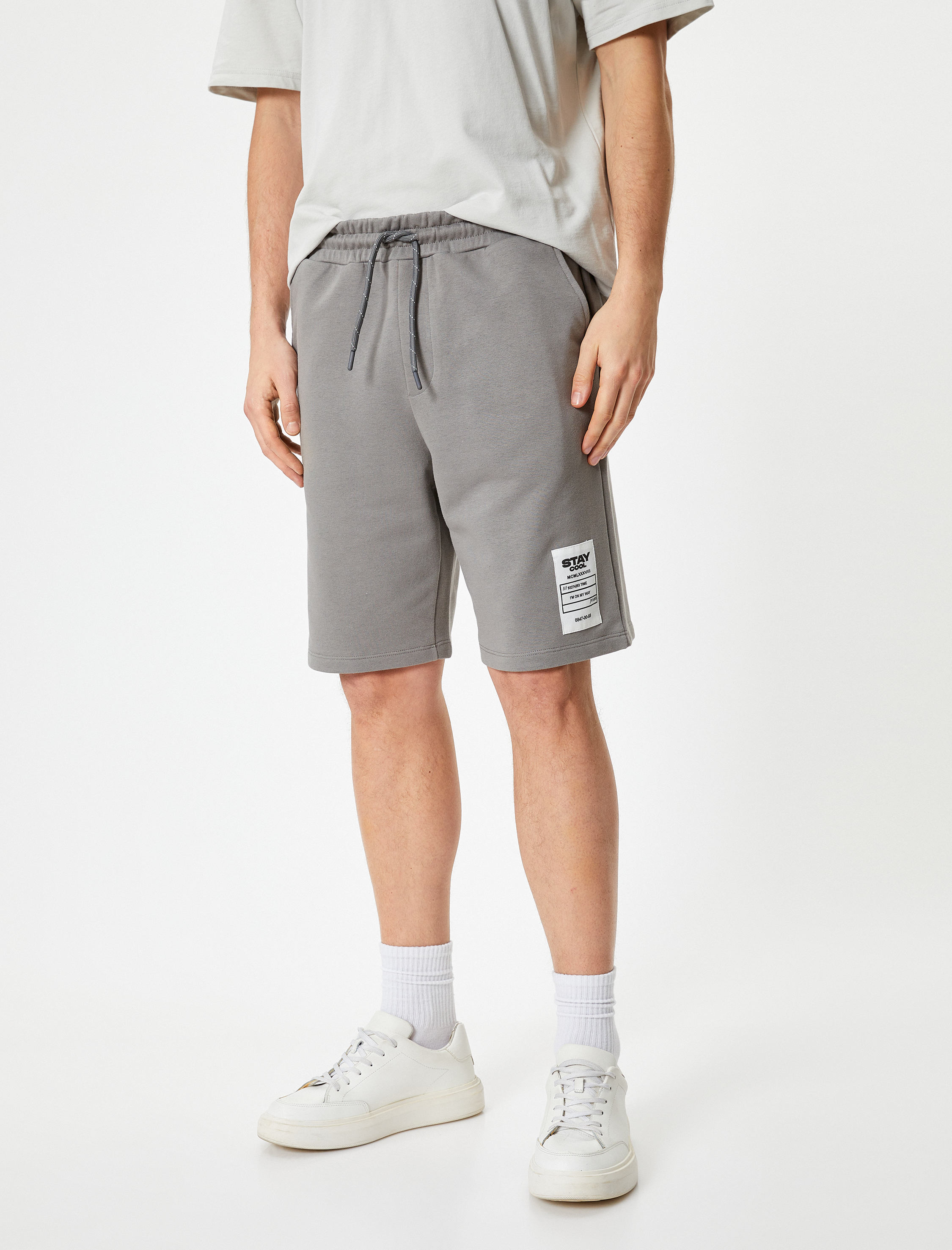   Bermuda Şort Etiket Baskılı Beli Bağcıklı Cep Detaylı