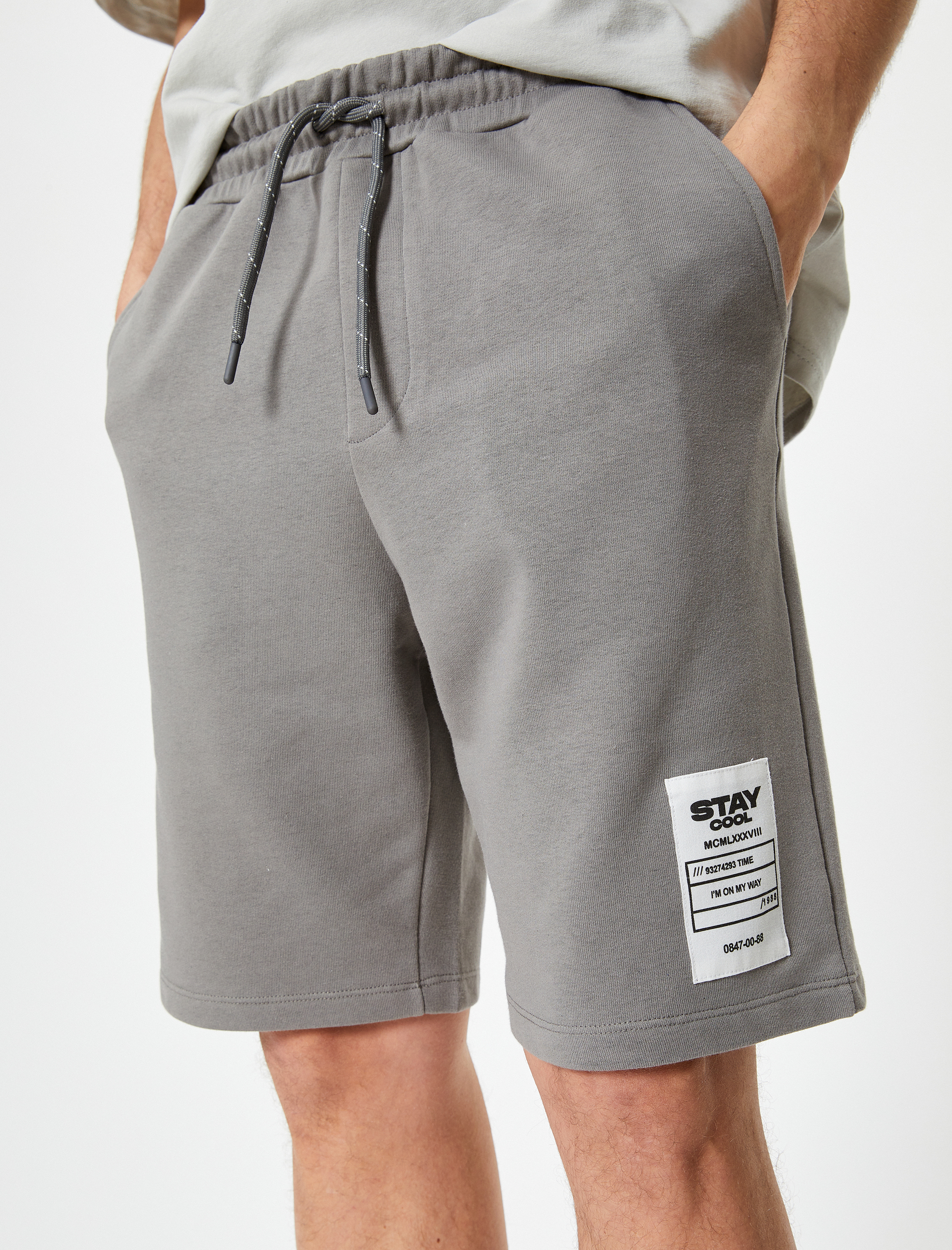   Bermuda Şort Etiket Baskılı Beli Bağcıklı Cep Detaylı