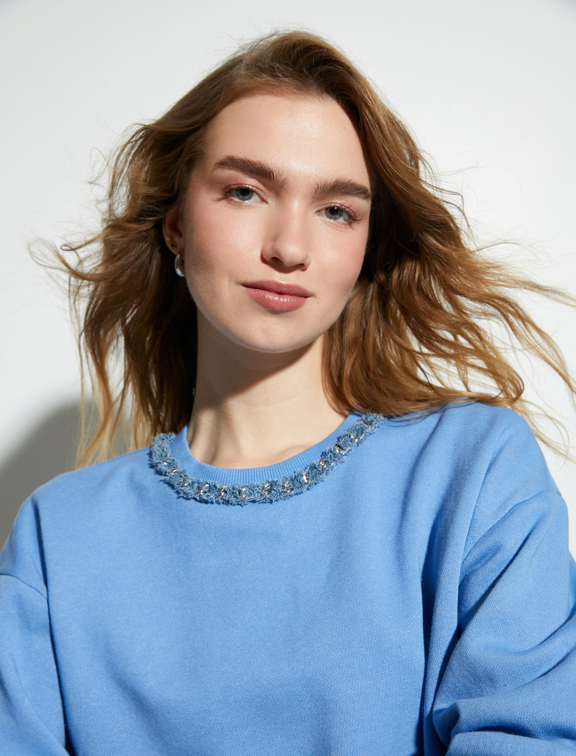   Bisiklet Yaka Sweatshirt Metal Aksesuarlı Regular Fit Üç İplik Şardonlu