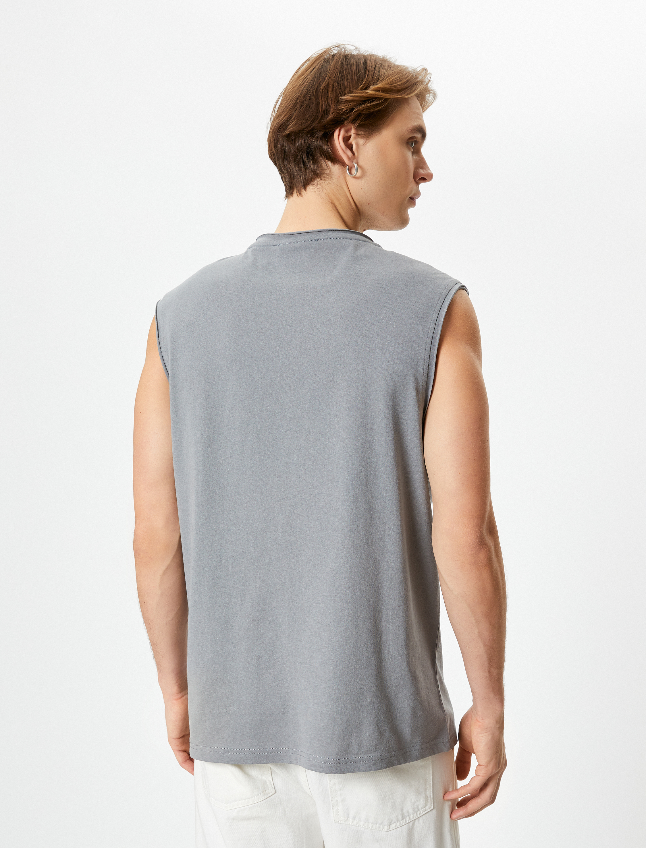   Basic Kolsuz Tişört Oyuk Kol Etiket Detaylı Bisiklet Yaka