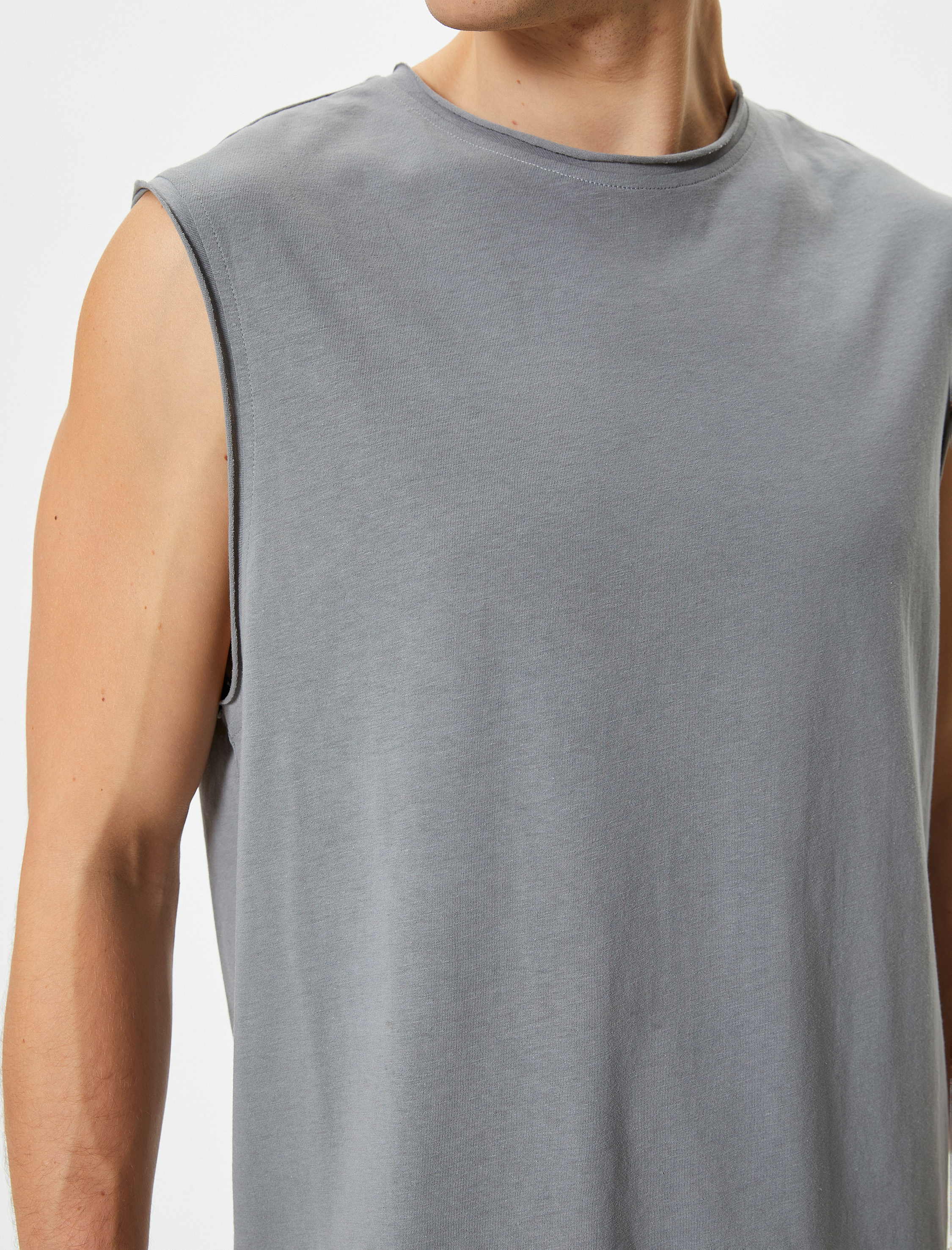   Basic Kolsuz Tişört Oyuk Kol Etiket Detaylı Bisiklet Yaka