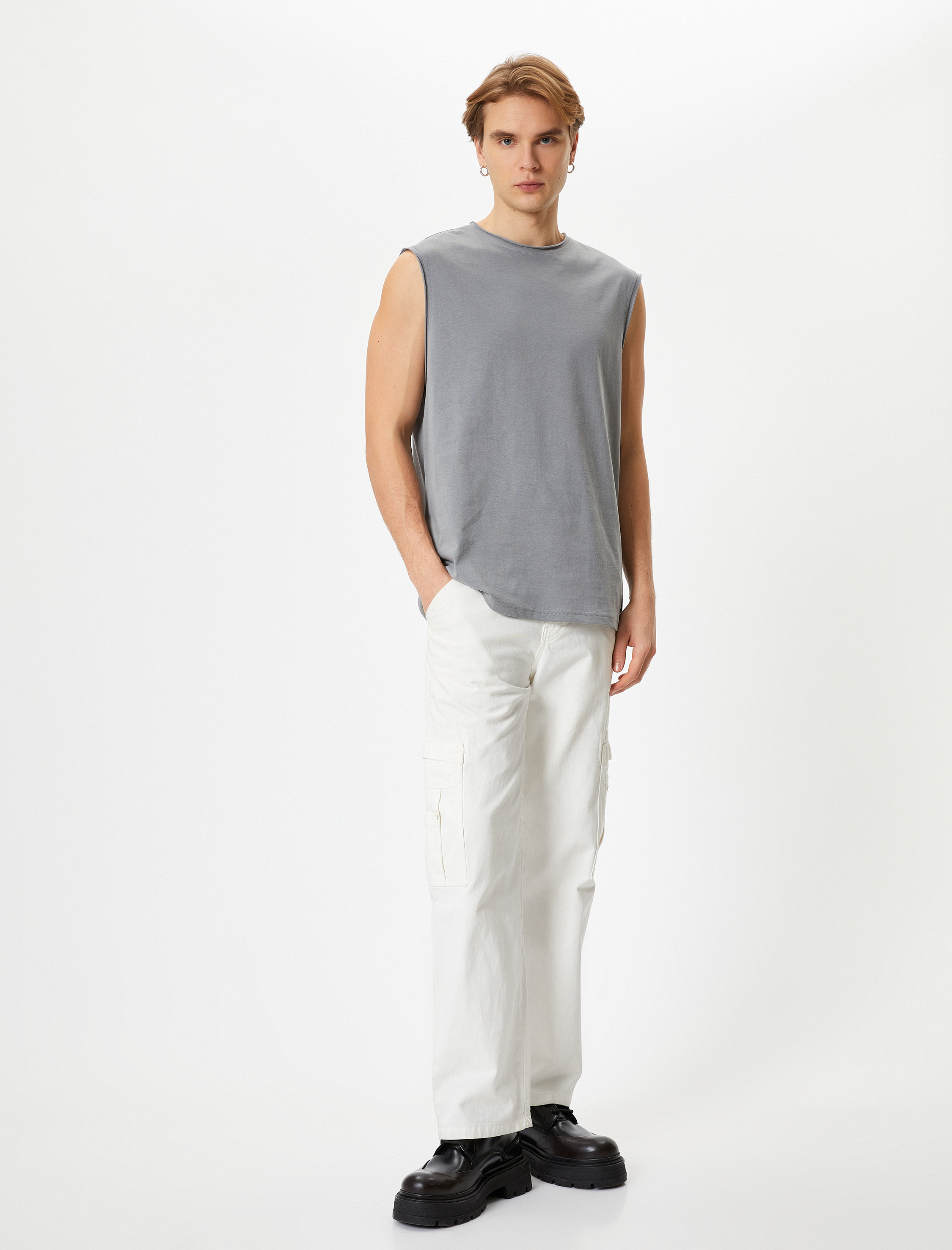   Basic Kolsuz Tişört Oyuk Kol Etiket Detaylı Bisiklet Yaka