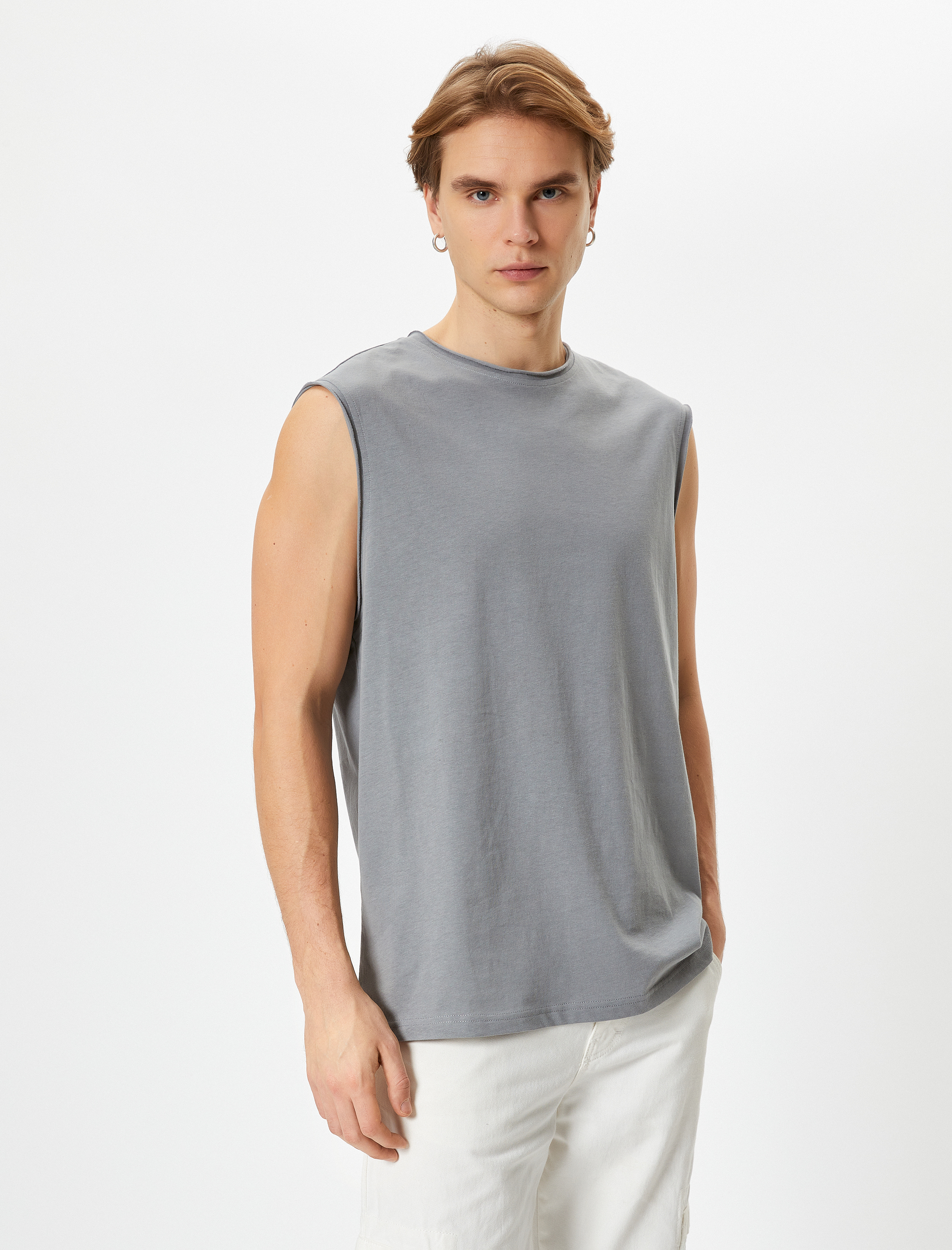   Basic Kolsuz Tişört Oyuk Kol Etiket Detaylı Bisiklet Yaka