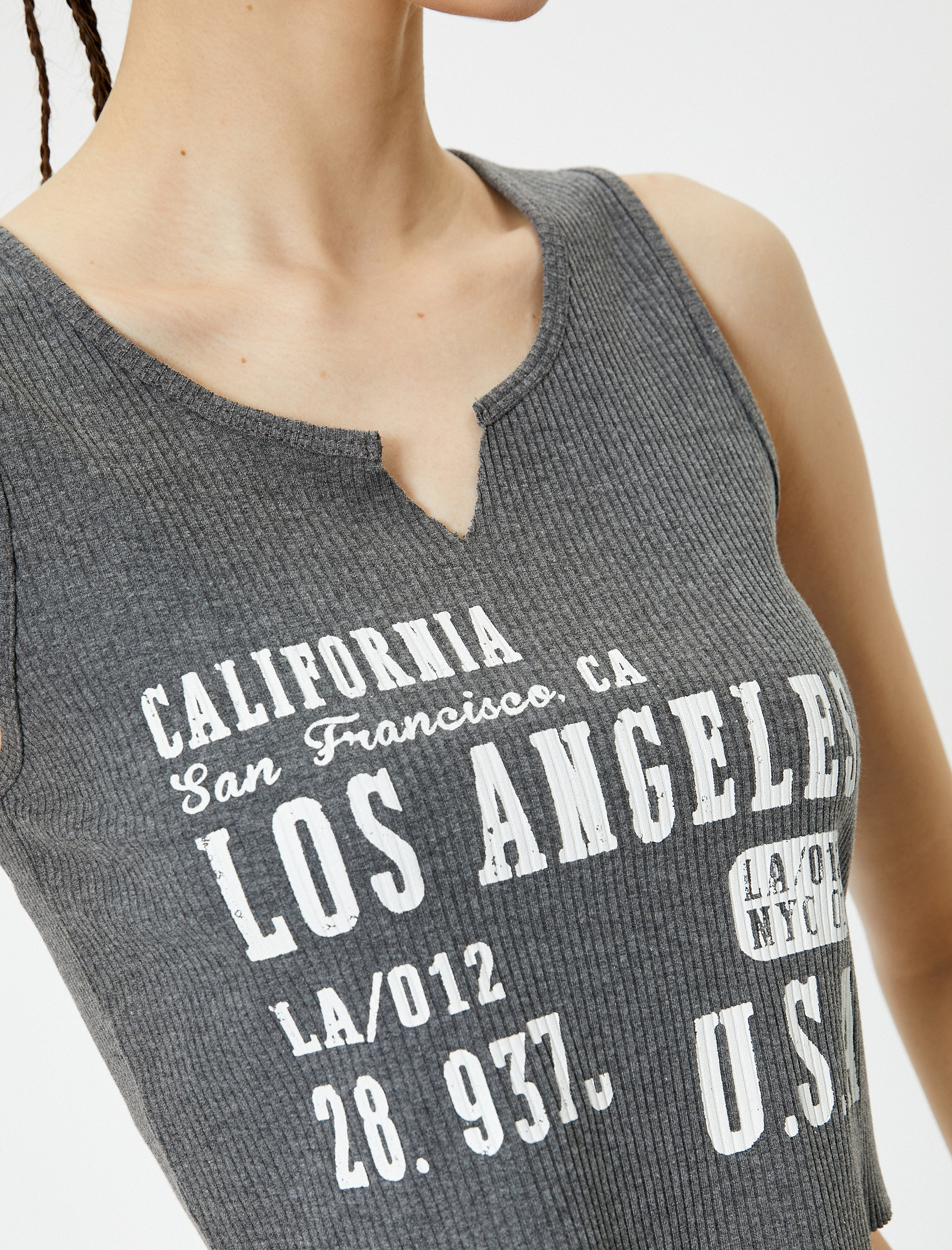   Kolsuz Kısa Tişört Kesik V Yaka Baskılı