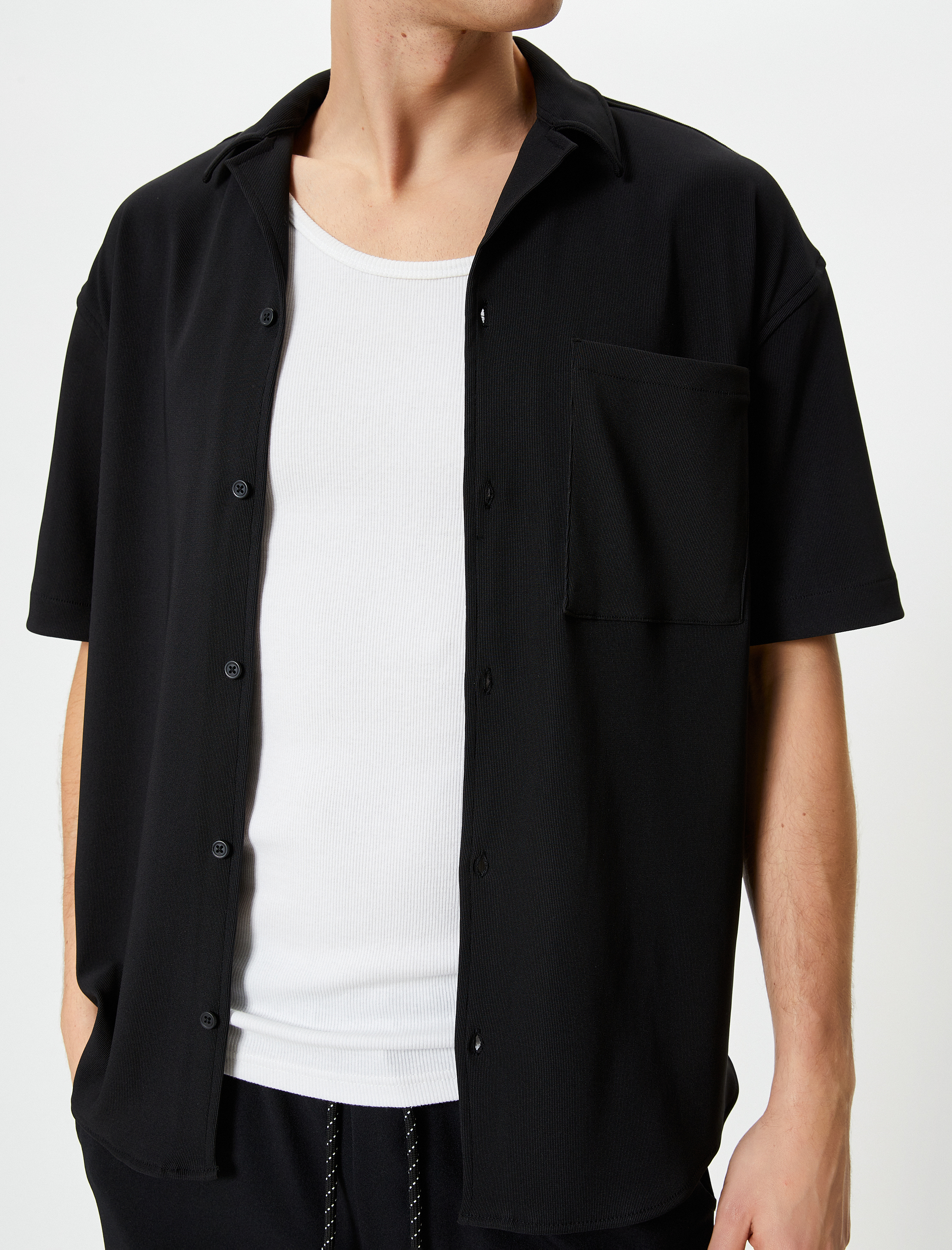   Yazlık Gömlek Kısa Kollu Cep Detaylı Düğmeli Devrik Yaka Regular Fit