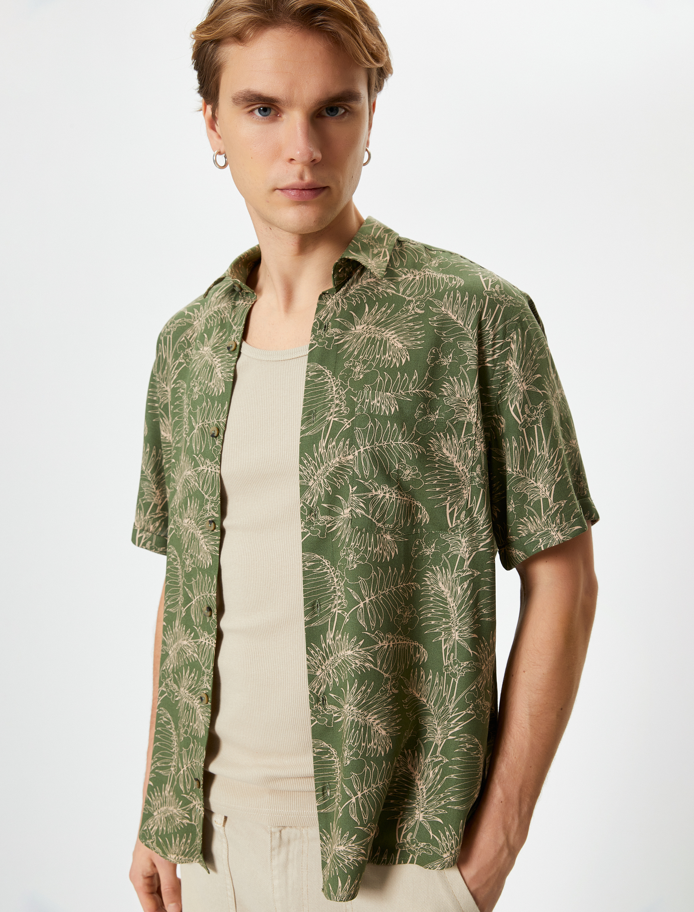   Yazlık Gömlek Kısa Kollu Çiçekli Desenli Düğmeli Viskon Karışımlı Regular Fit