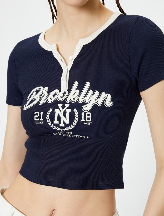 V Yaka Crop Tişört Düğmeli Baskılı Kısa Kollu Ribanalı Pamuklu Slim Fit_4