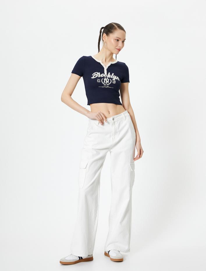  V Yaka Crop Tişört Düğmeli Baskılı Kısa Kollu Ribanalı Pamuklu Slim Fit