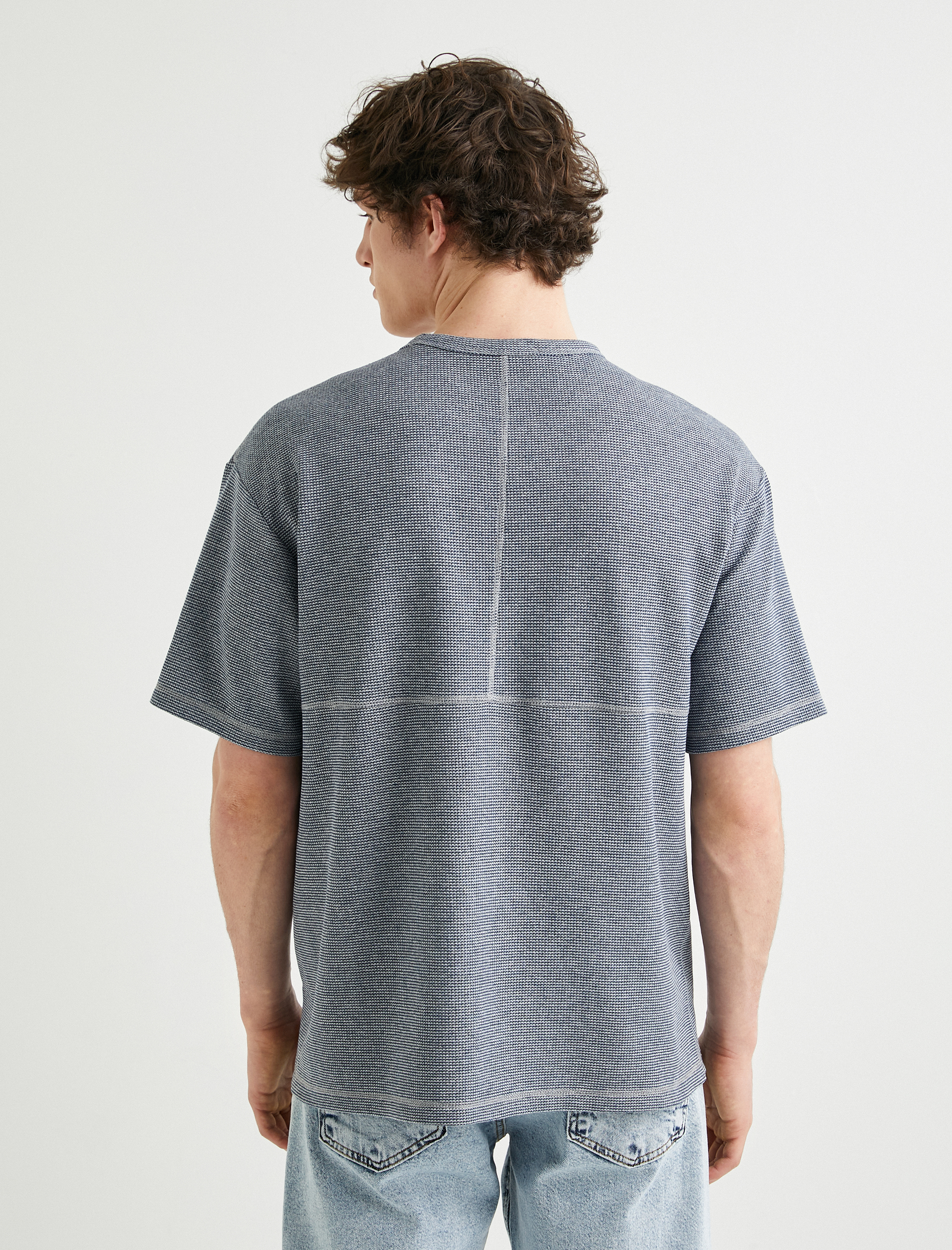   Oversize Tişört Dokulu Bisiklet Yaka Etiket Detaylı Kısa Kollu