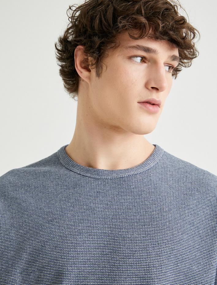  Oversize Tişört Dokulu Bisiklet Yaka Etiket Detaylı Kısa Kollu