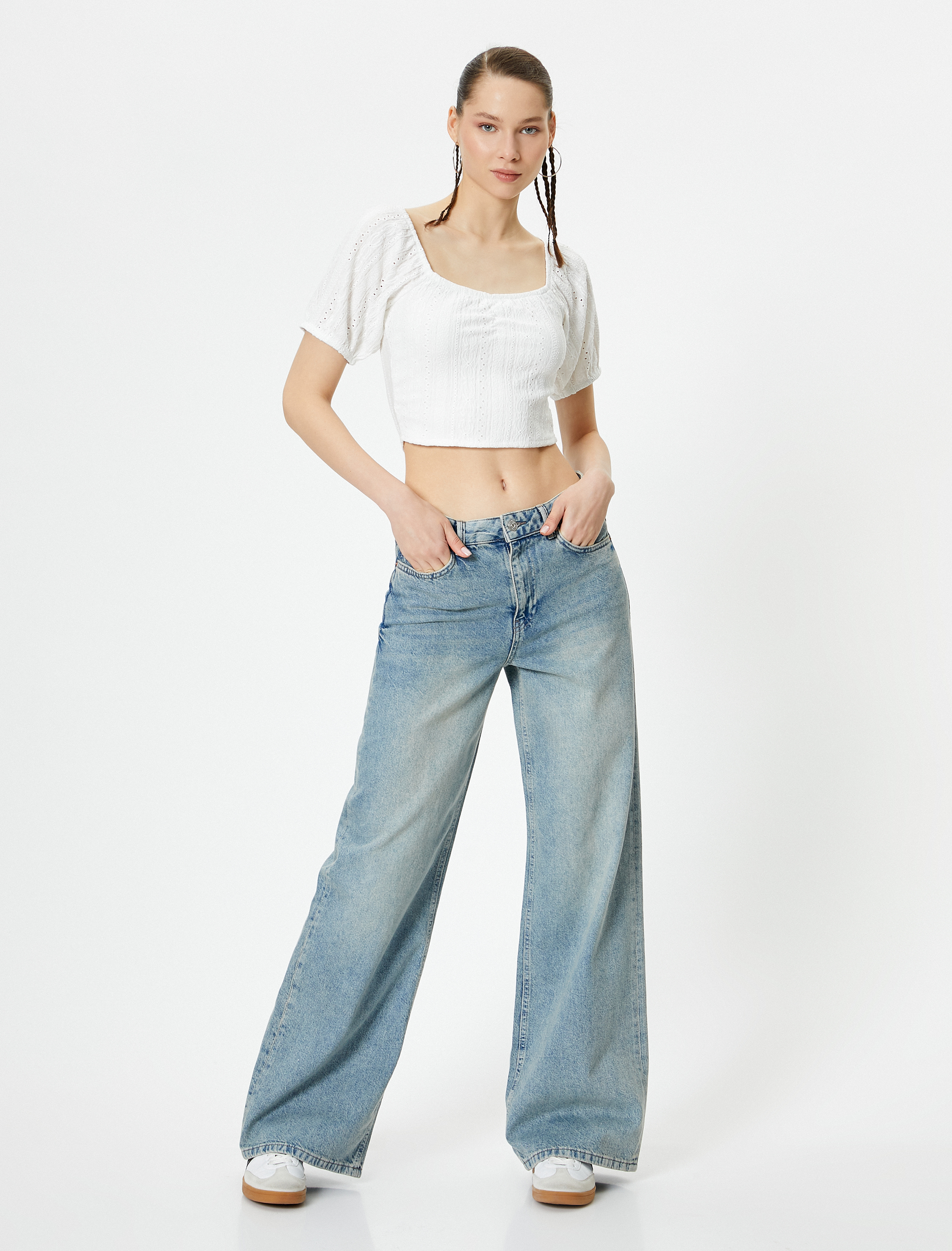   Fisto İşlemeli Crop Tişört Kısa Kollu U Yaka