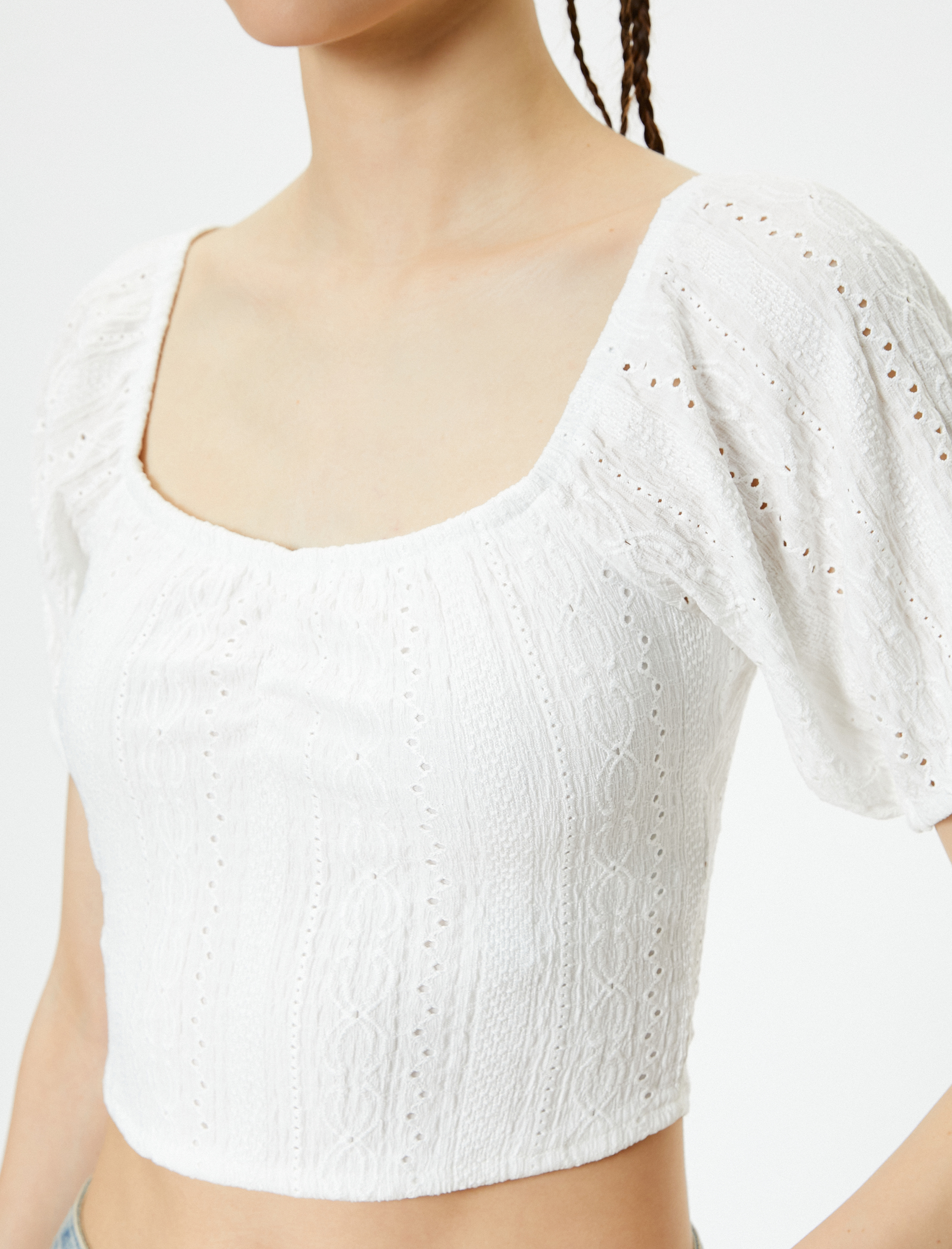   Fisto İşlemeli Crop Tişört Kısa Kollu U Yaka