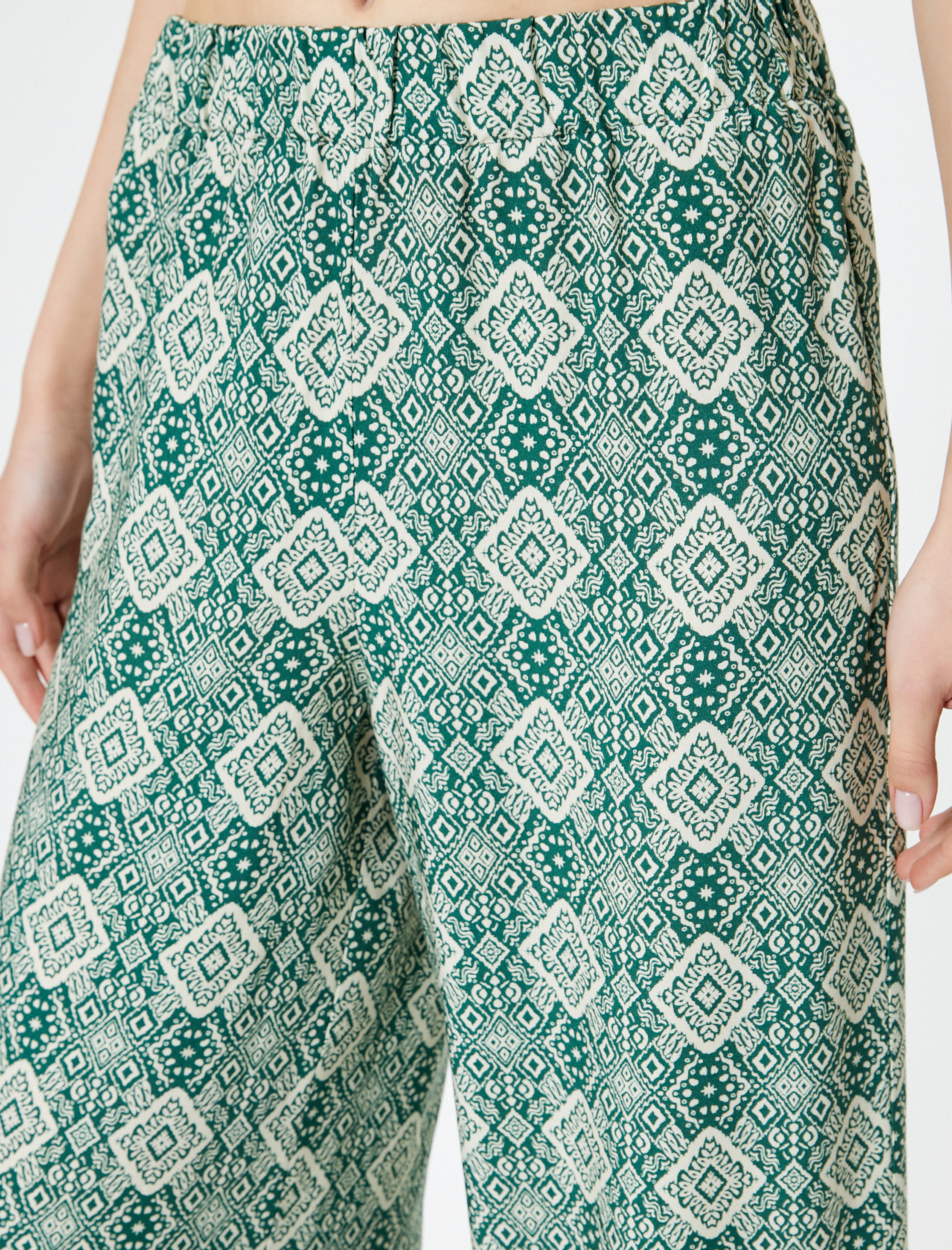   Etnik Desenli Kısa Paça Pantolon Rahat Kalıp Beli Lastikli Viskoz Kumaş