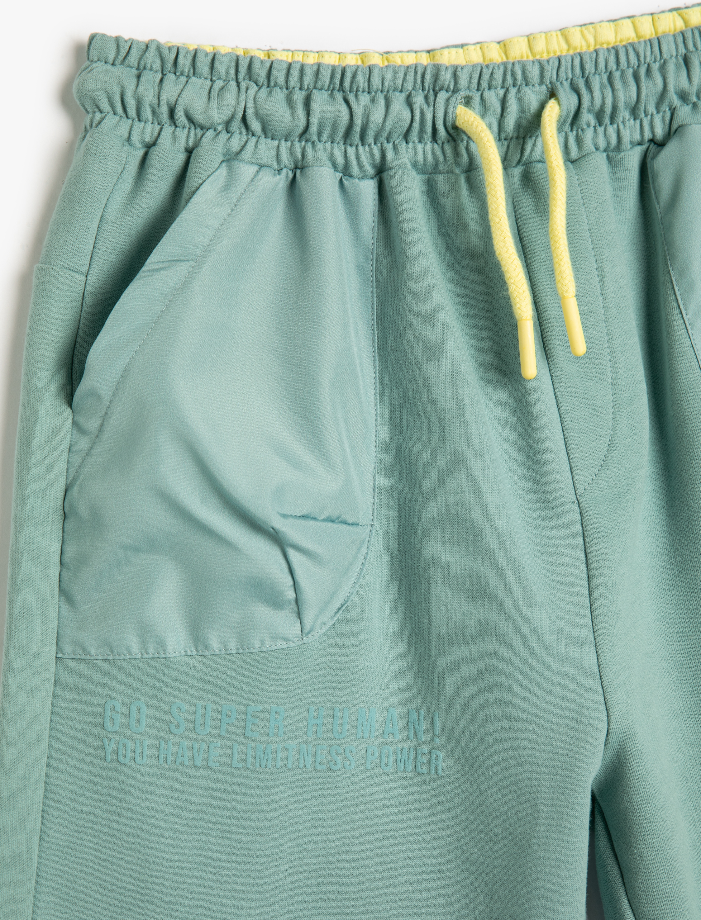  Erkek Çocuk Şort Beli Bağlamalı Cepli Pamuklu Paraşüt Kumaş Detaylı