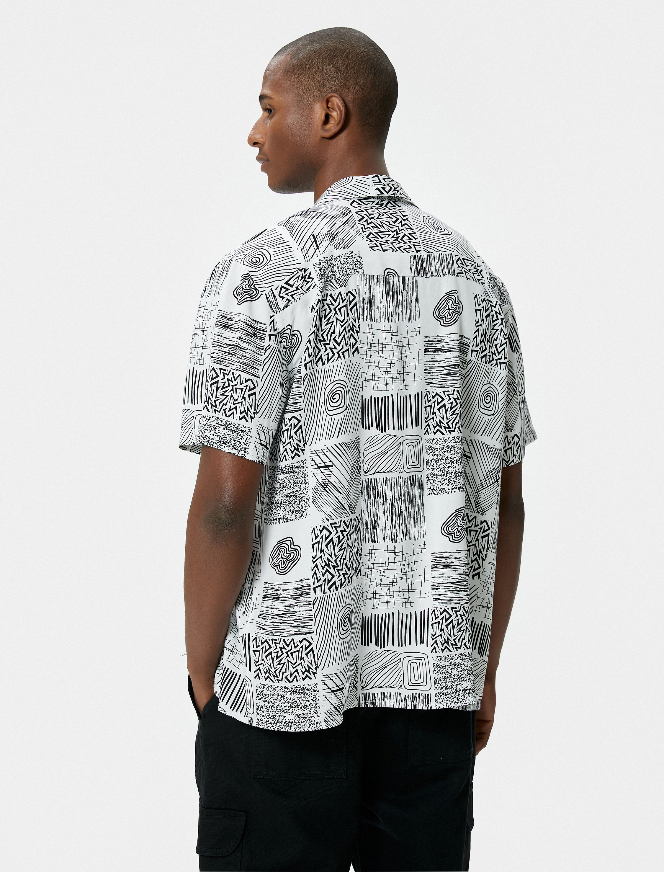   Yazlık Gömlek Kısa Kollu Etnik Desenli Devrik Yaka Viskon Regular Fit