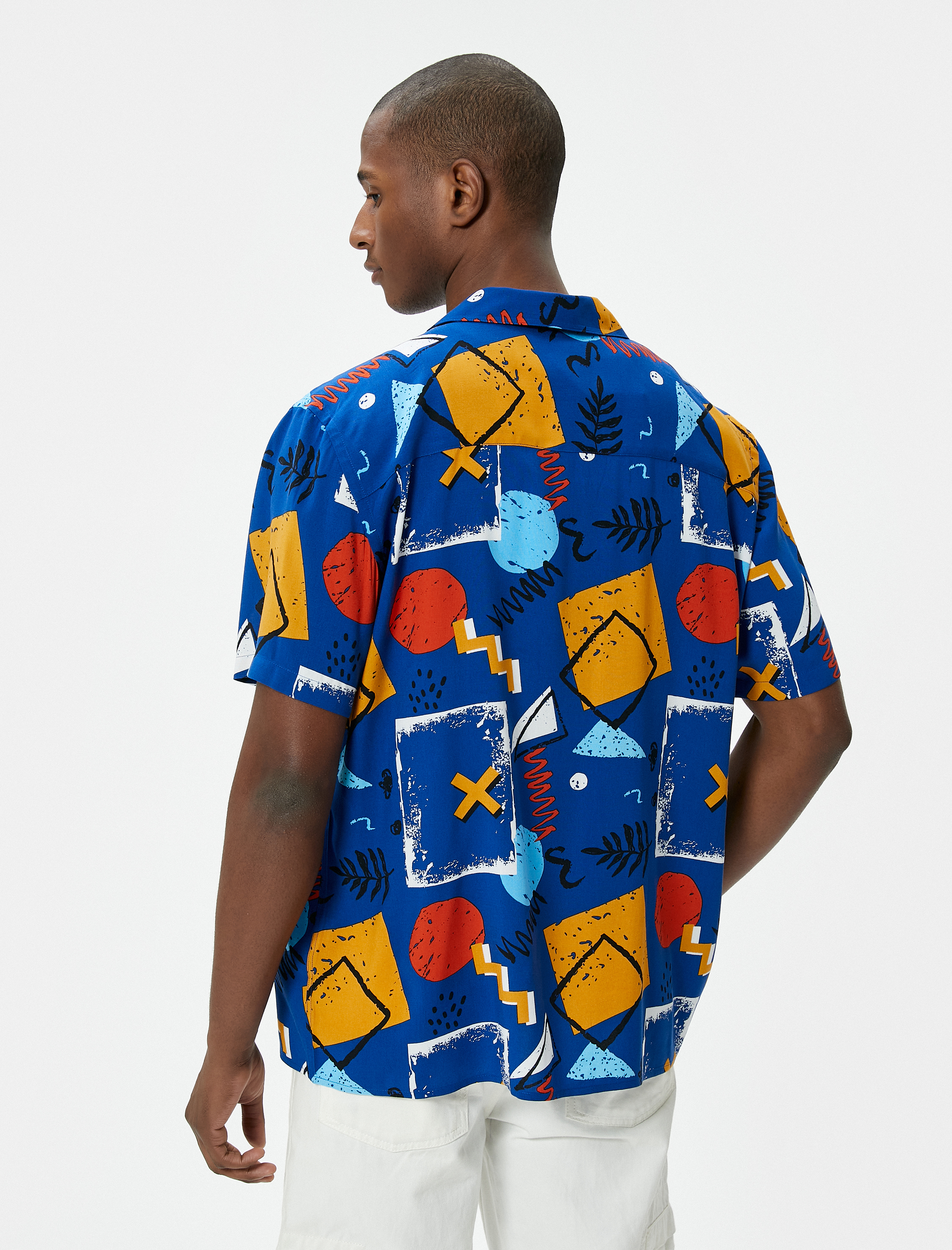   Yazlık Gömlek Kısa Kollu Devrik Yaka Düğmeli Desenli Viskon Regular Fit