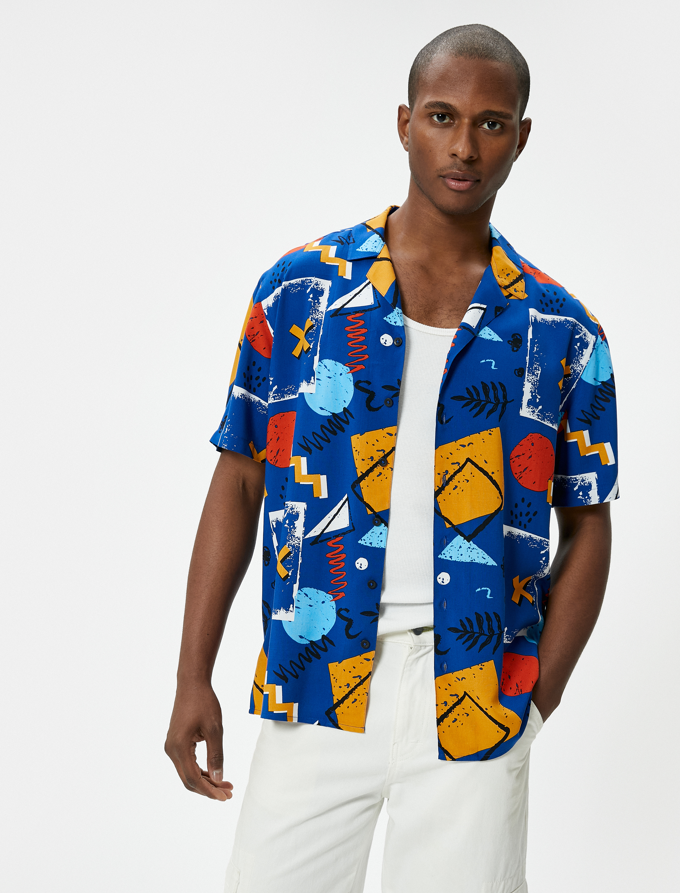   Yazlık Gömlek Kısa Kollu Devrik Yaka Düğmeli Desenli Viskon Regular Fit