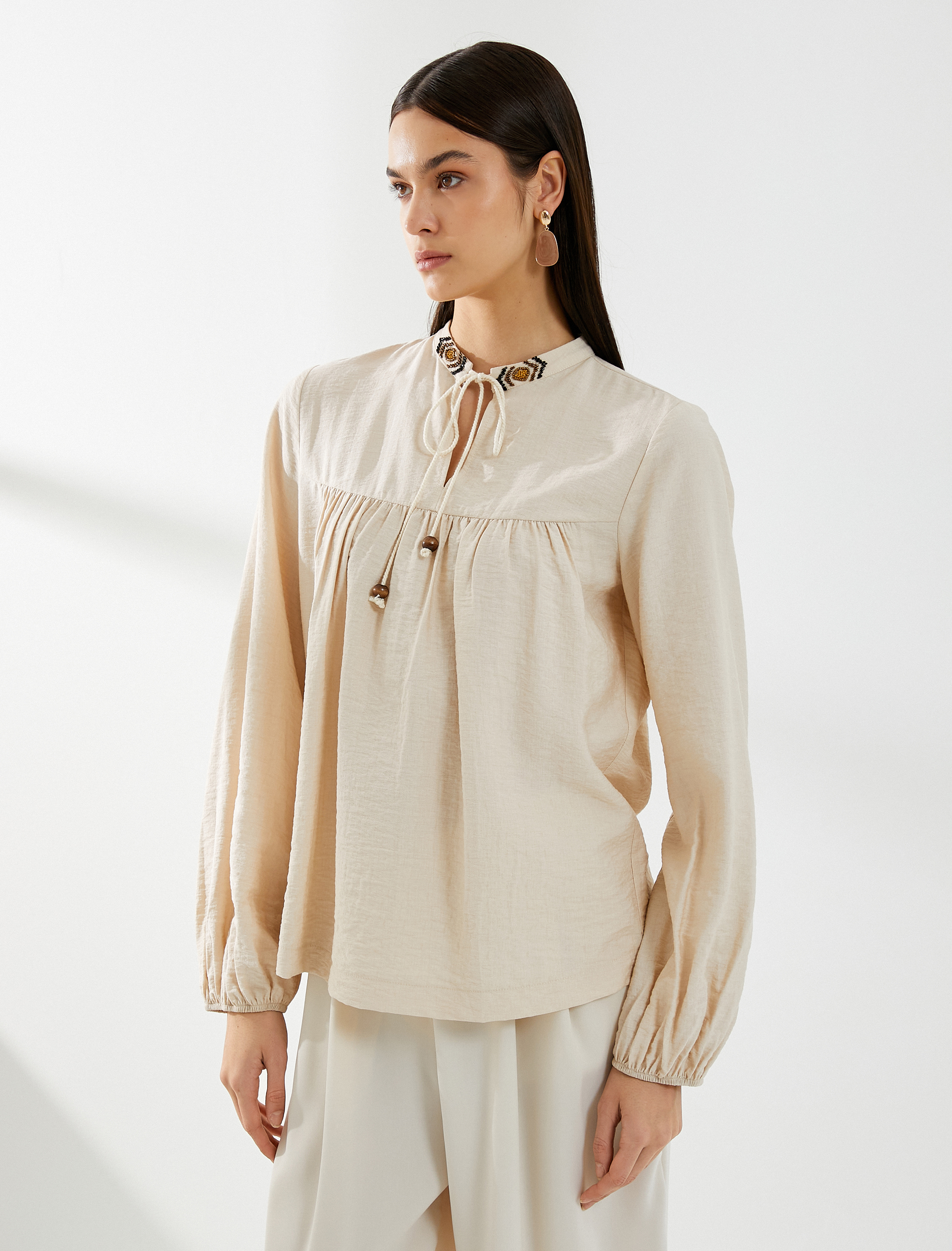   Balon Kol Bluz Bağcıklı Hakim Yaka Boncuk İşlemeli Viskon