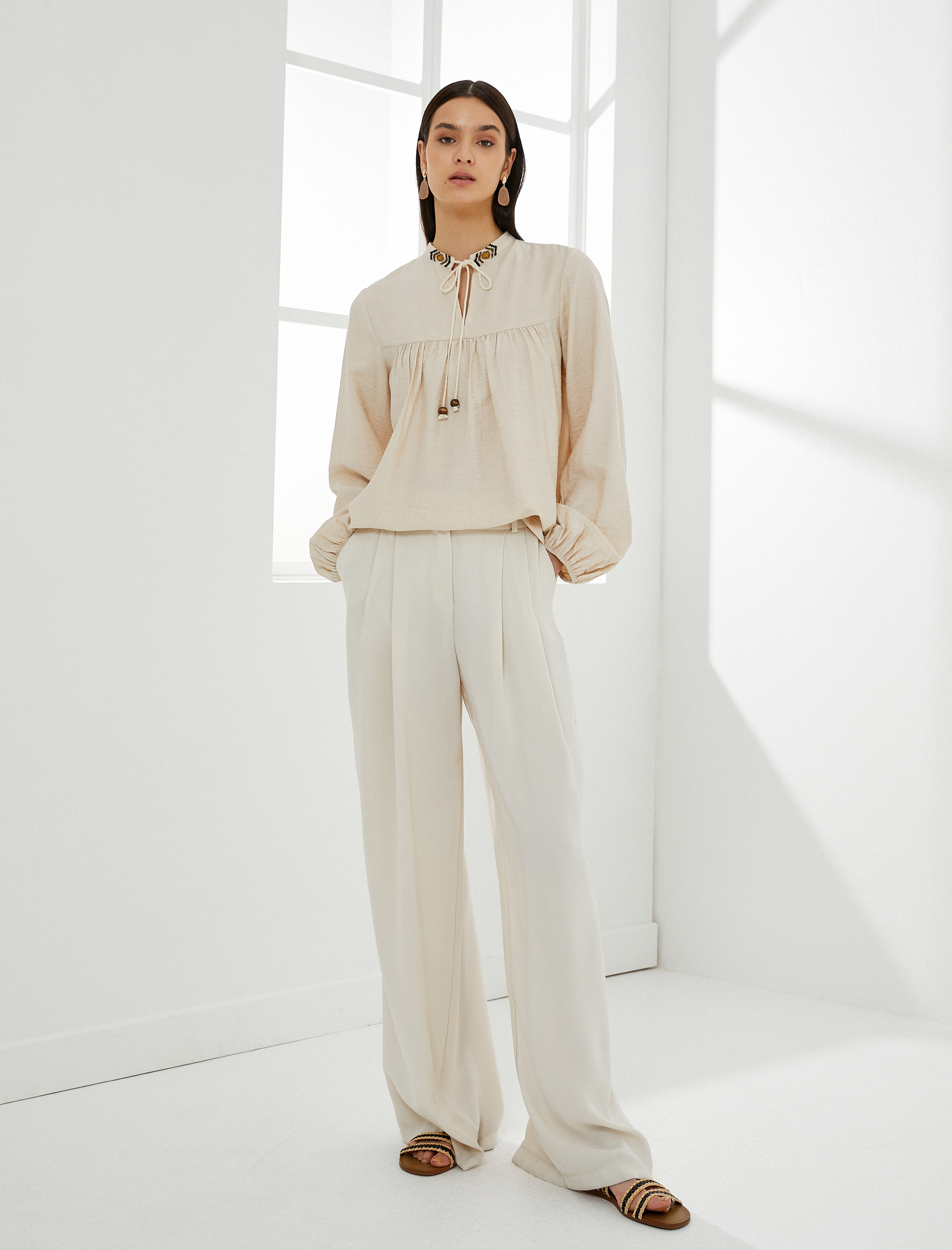   Balon Kol Bluz Bağcıklı Hakim Yaka Boncuk İşlemeli Viskon