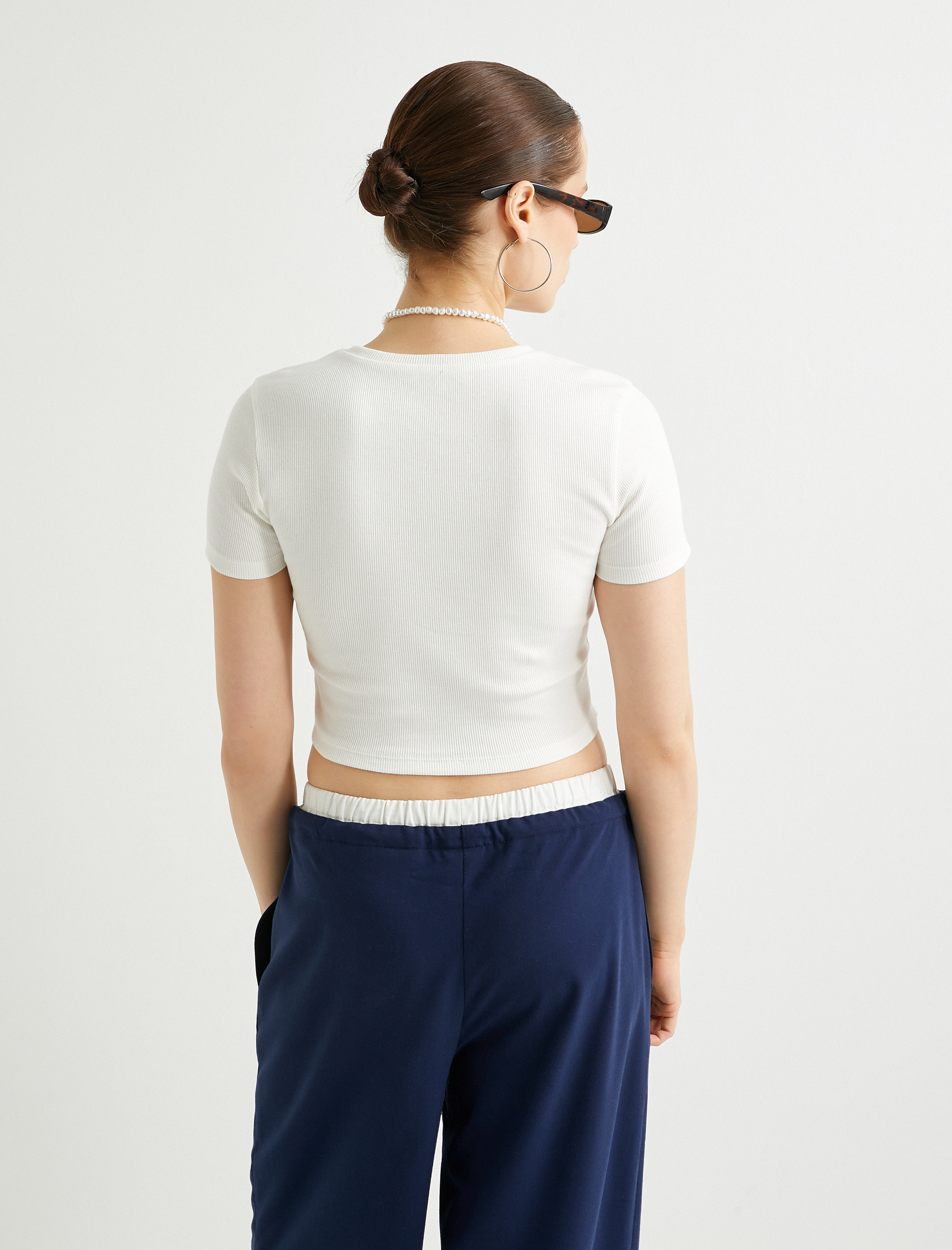   Crop Tişört Kolej Temalı Aplike Detaylı Kısa Kollu Bisiklet Yaka