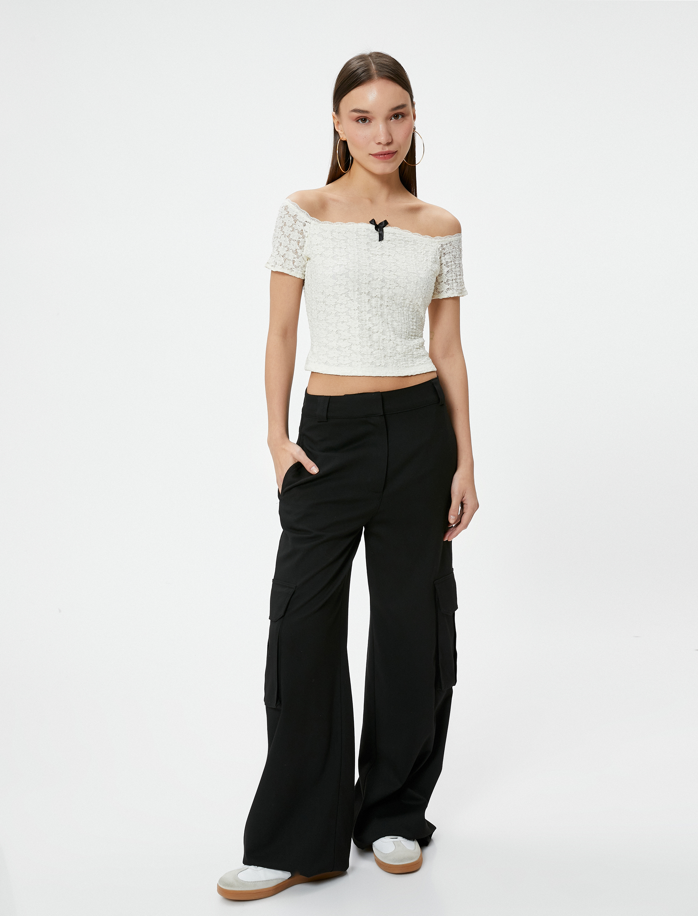   Dantel Madonna Yaka Omzu Açık Bluz Fiyonk Detaylı Slim Fit