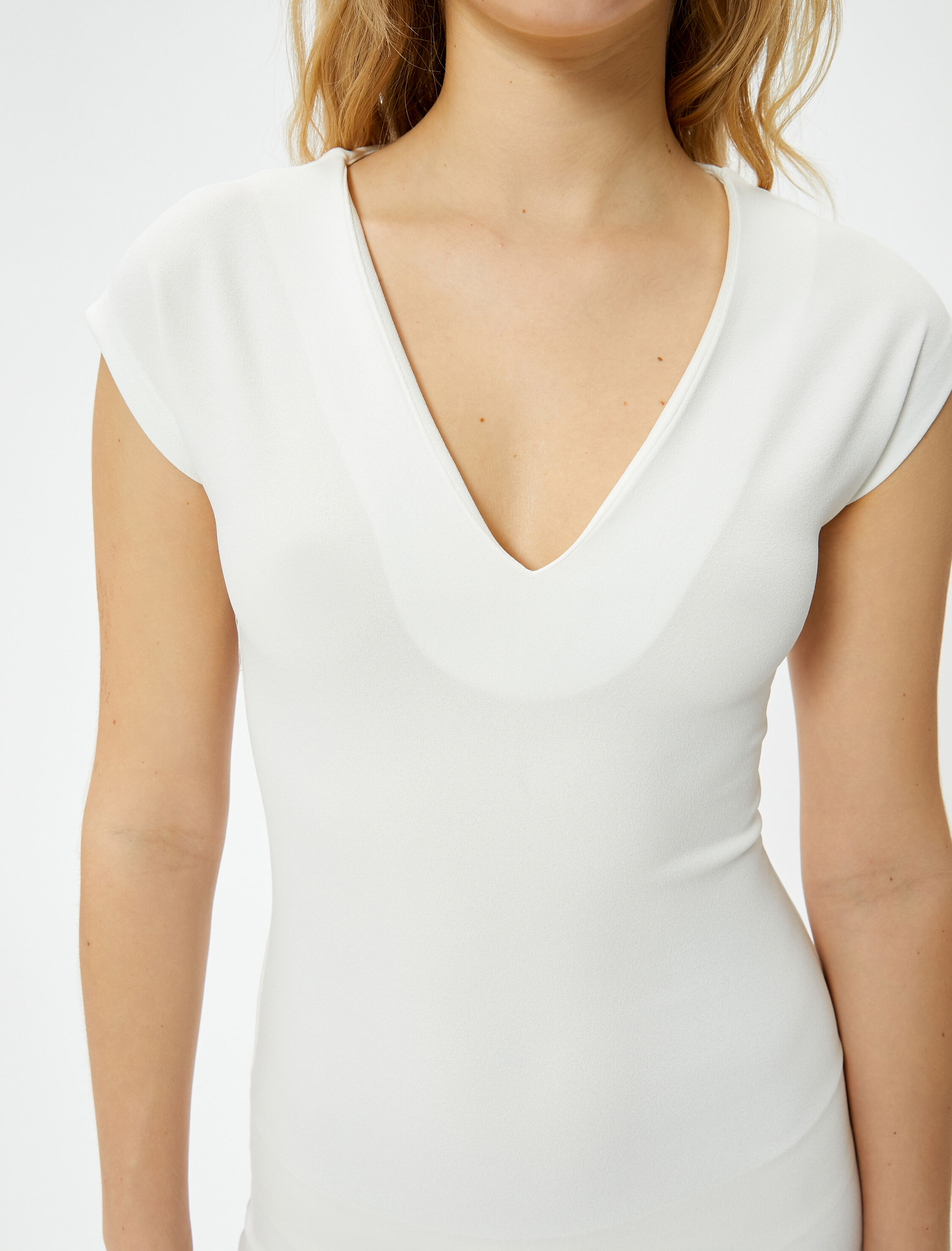   Midi Elbise V Yaka Kısa Kollu Yırtmaç Detaylı