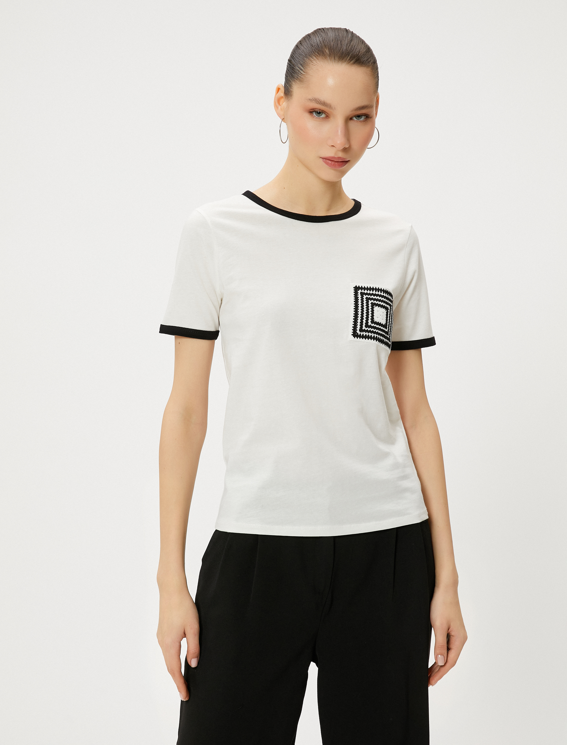   Tişört Kroşe Detaylı Biyeli Kısa Kollu Bisiklet Yaka Pamuklu