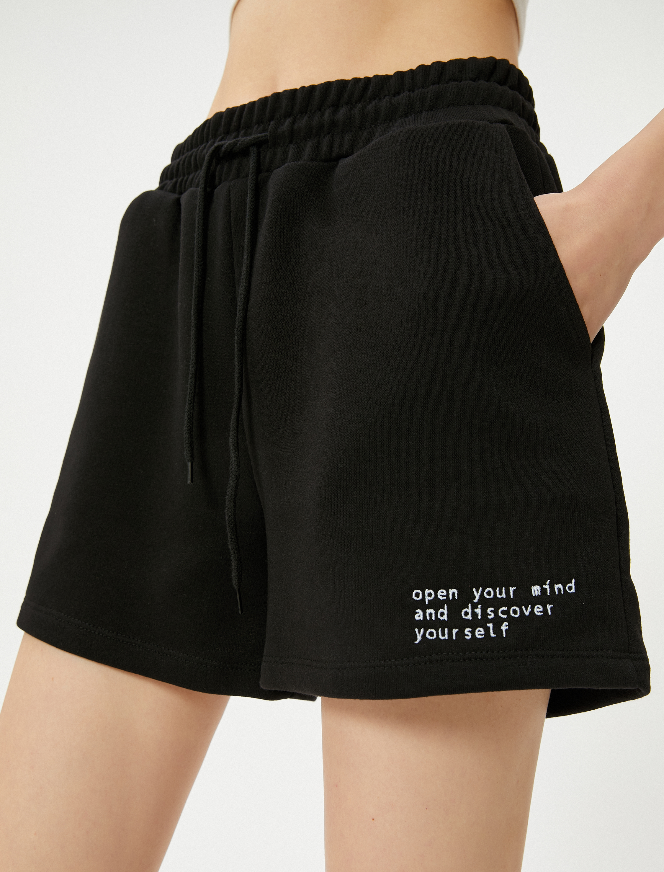   Mini Şort Beli Bağlamalı Cepli Baskı Detaylı