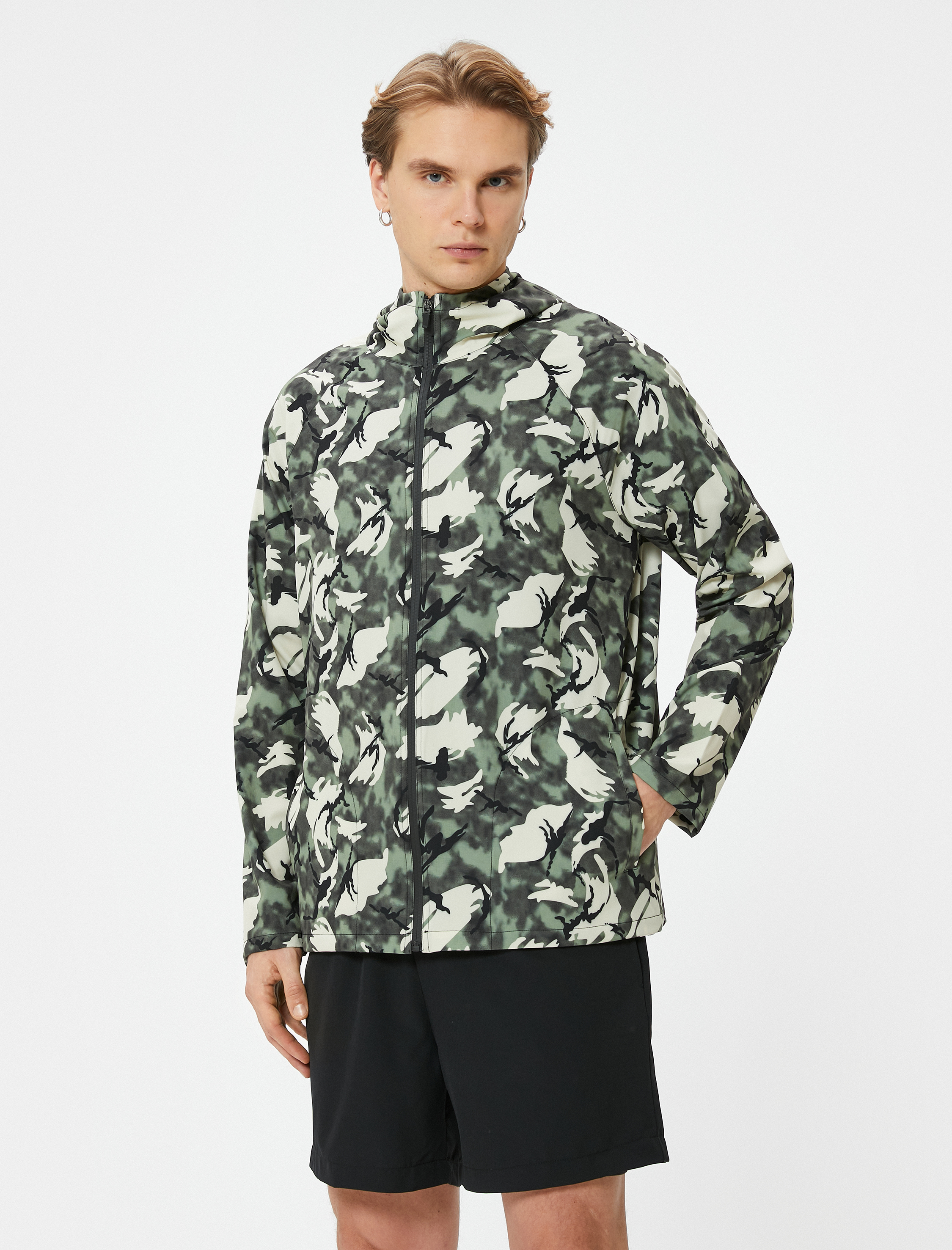   Spor Ceket Kamuflaj Baskılı Kapşonlu Fermuarlı Rahat Kesim Cep Detaylı Paraşüt Kumaş