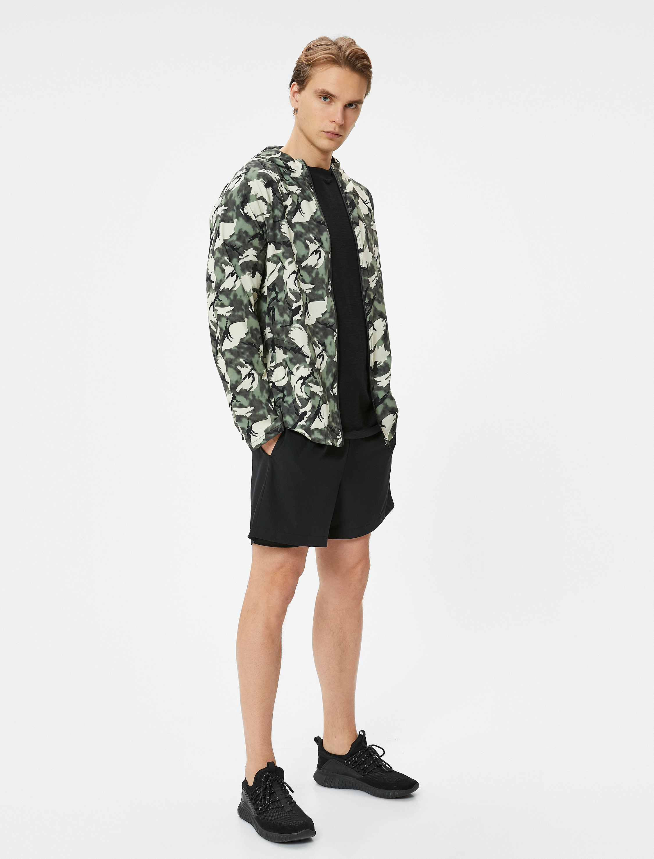   Spor Ceket Kamuflaj Baskılı Kapşonlu Fermuarlı Rahat Kesim Cep Detaylı Paraşüt Kumaş