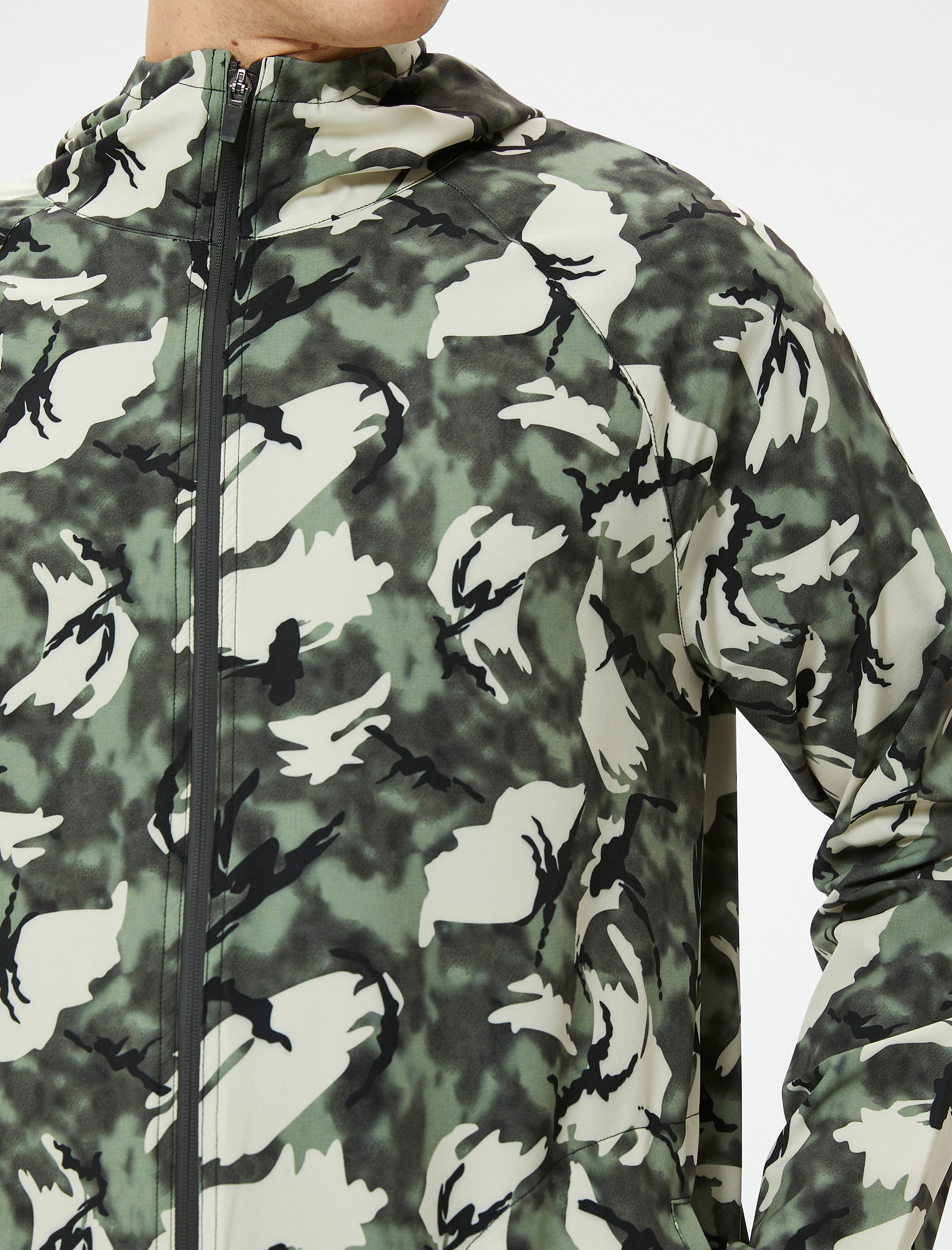   Spor Ceket Kamuflaj Baskılı Kapşonlu Fermuarlı Rahat Kesim Cep Detaylı Paraşüt Kumaş