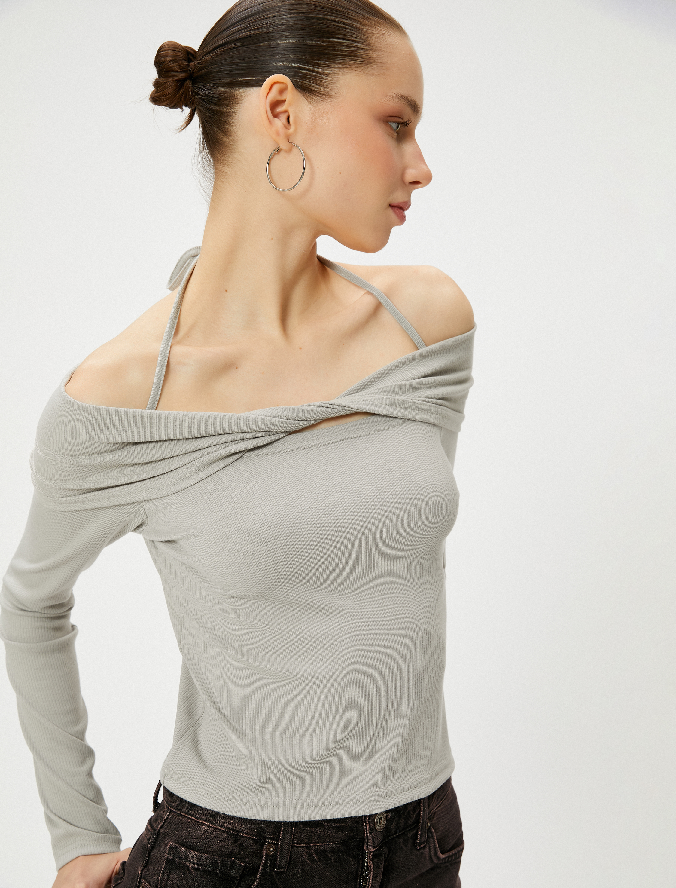   Omzu Açık Tişört Uzun Kollu Fiyonk Detaylı Askı Detaylı Viskoz Kumaş