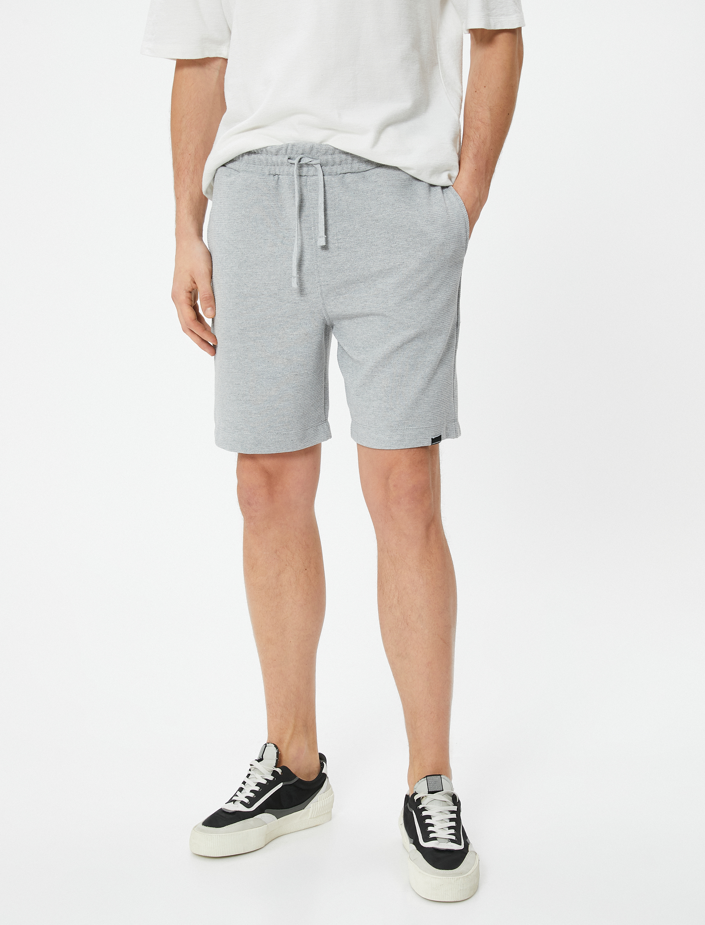   Bermuda Şort Etiket Baskılı Beli Bağcıklı Cep Detaylı