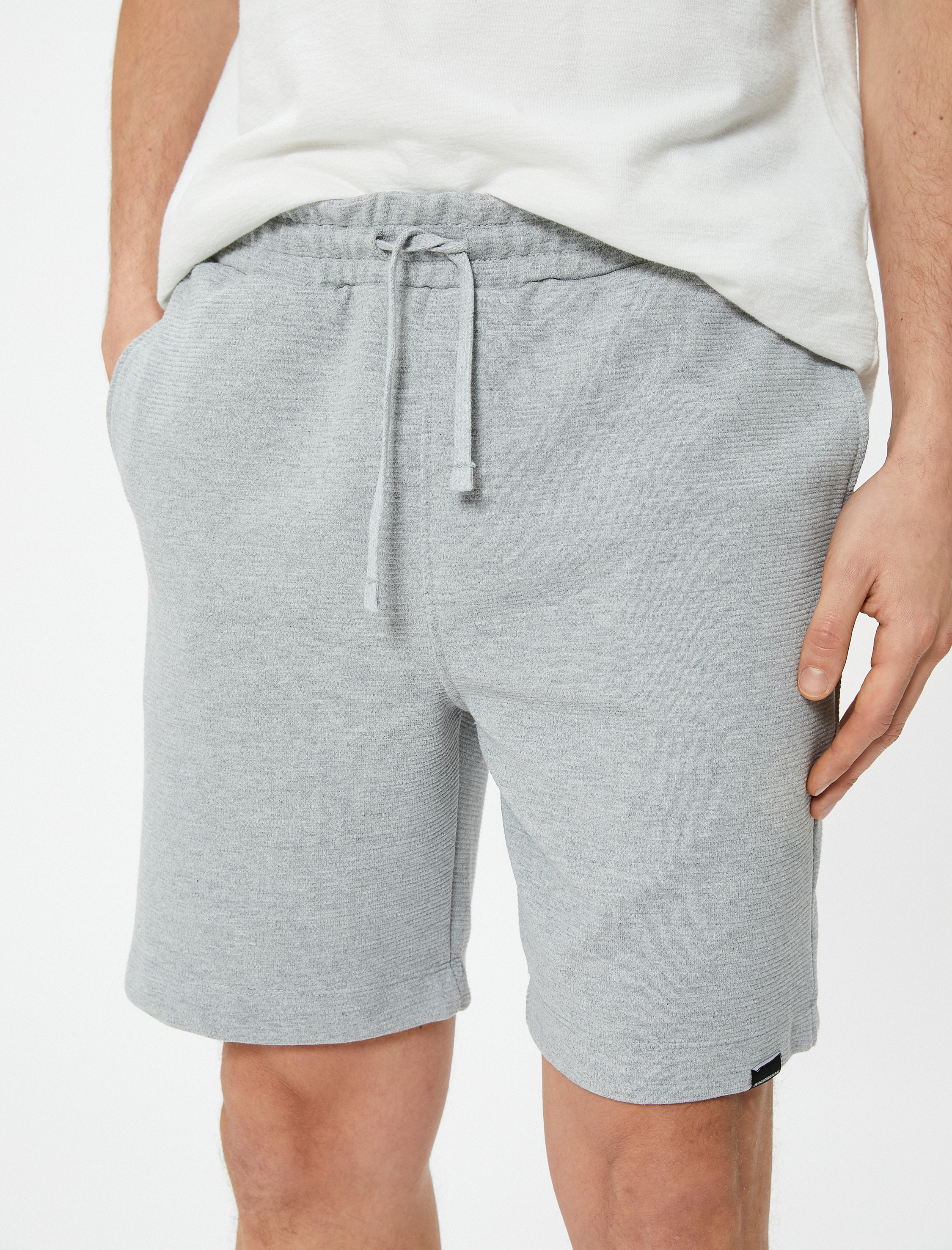   Bermuda Şort Etiket Baskılı Beli Bağcıklı Cep Detaylı