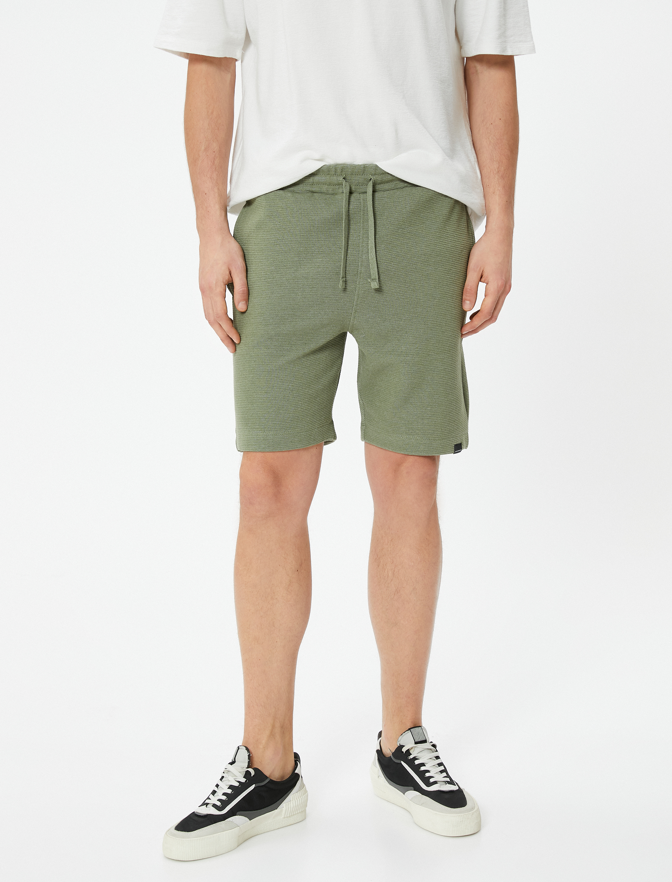   Bermuda Şort Etiket Baskılı Beli Bağcıklı Cep Detaylı