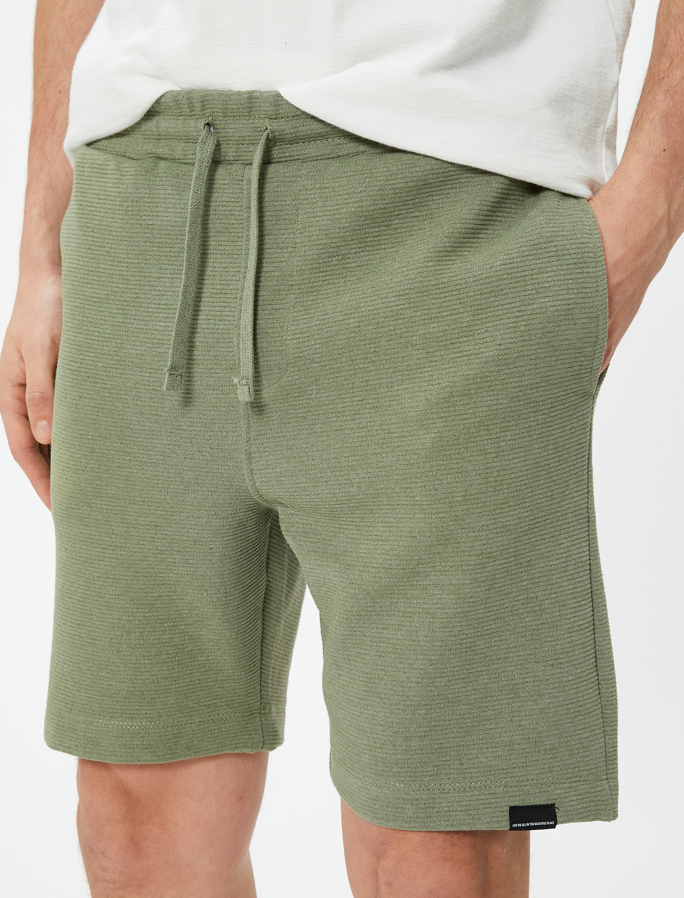   Bermuda Şort Etiket Baskılı Beli Bağcıklı Cep Detaylı