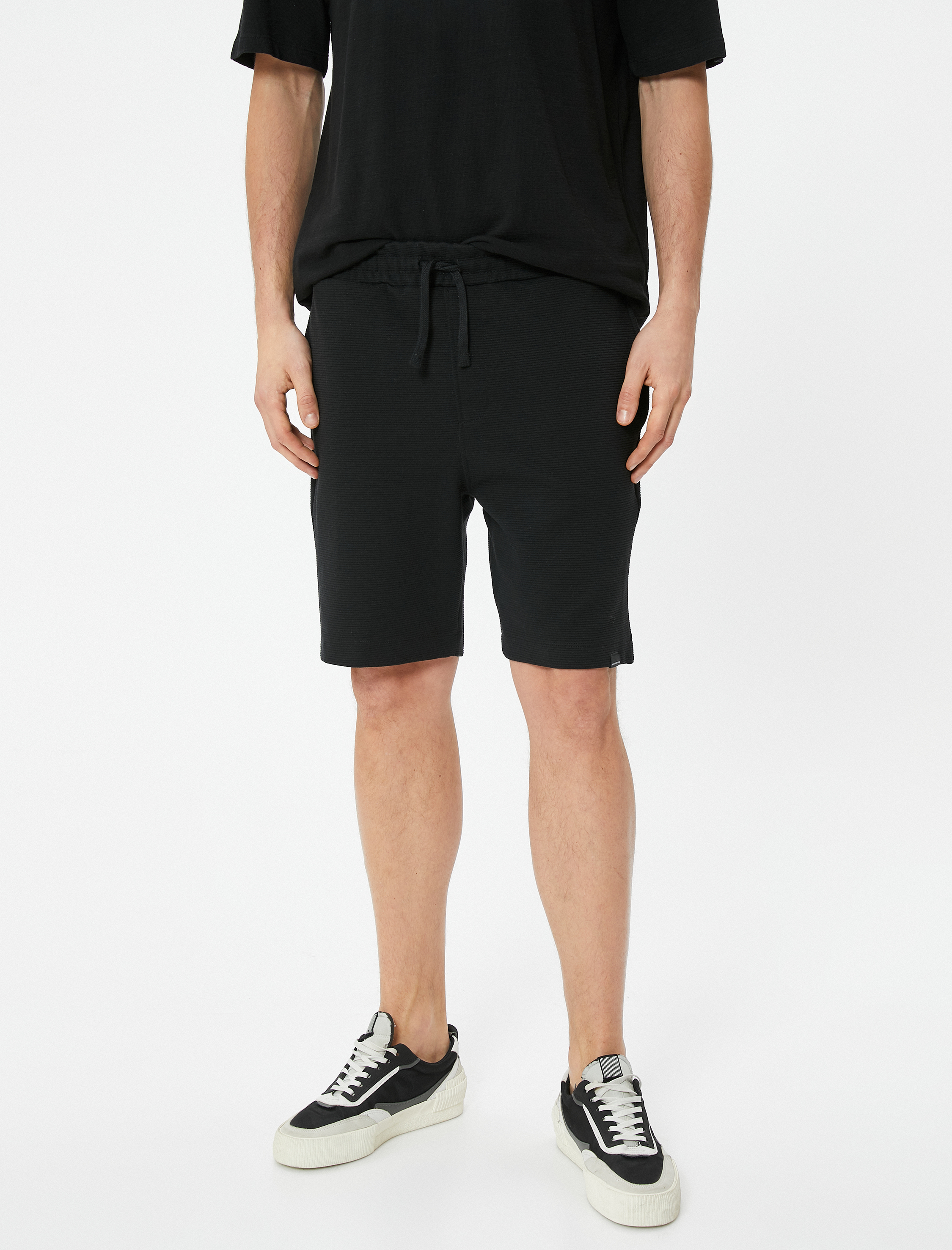   Bermuda Şort Etiket Baskılı Beli Bağcıklı Cep Detaylı