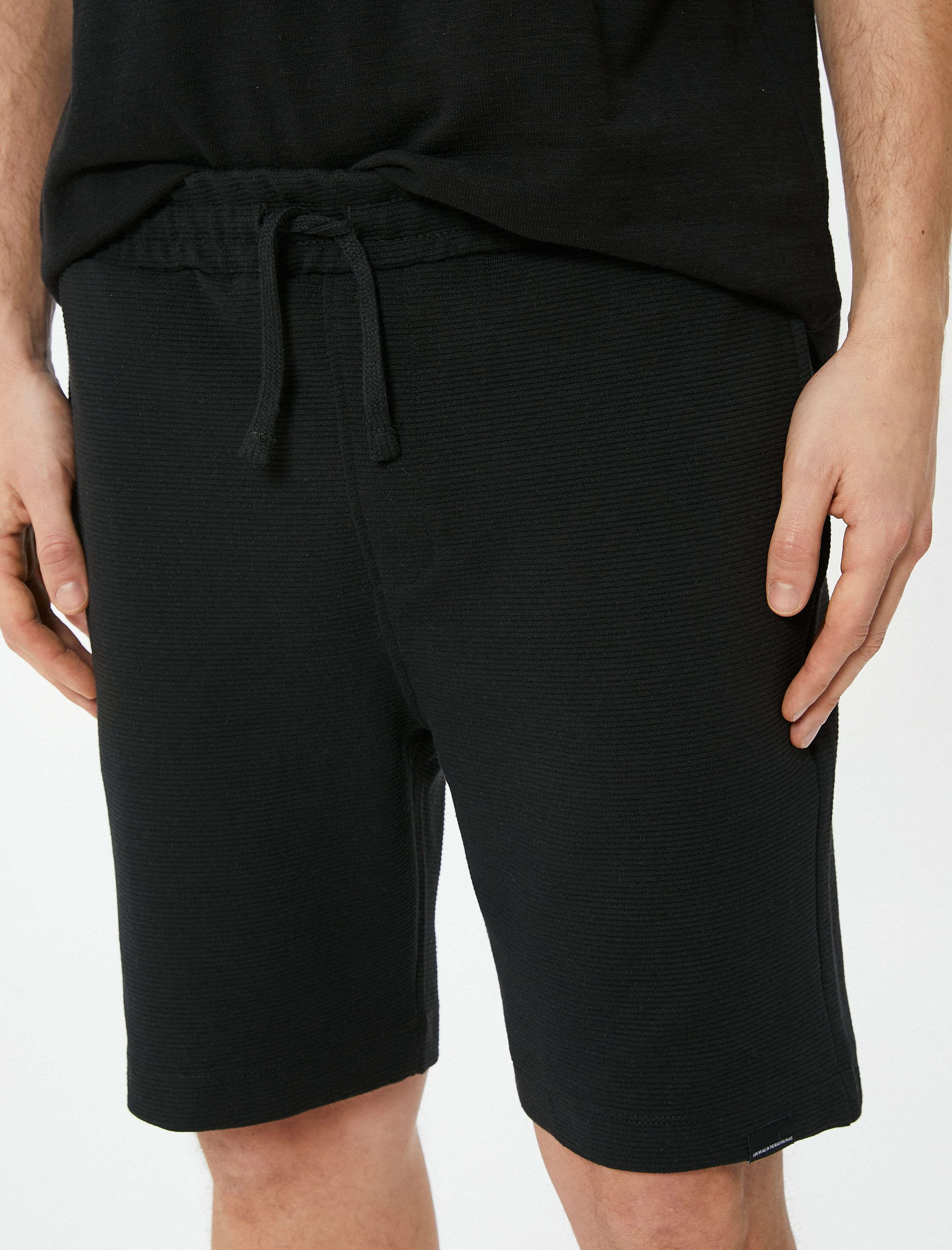   Bermuda Şort Etiket Baskılı Beli Bağcıklı Cep Detaylı