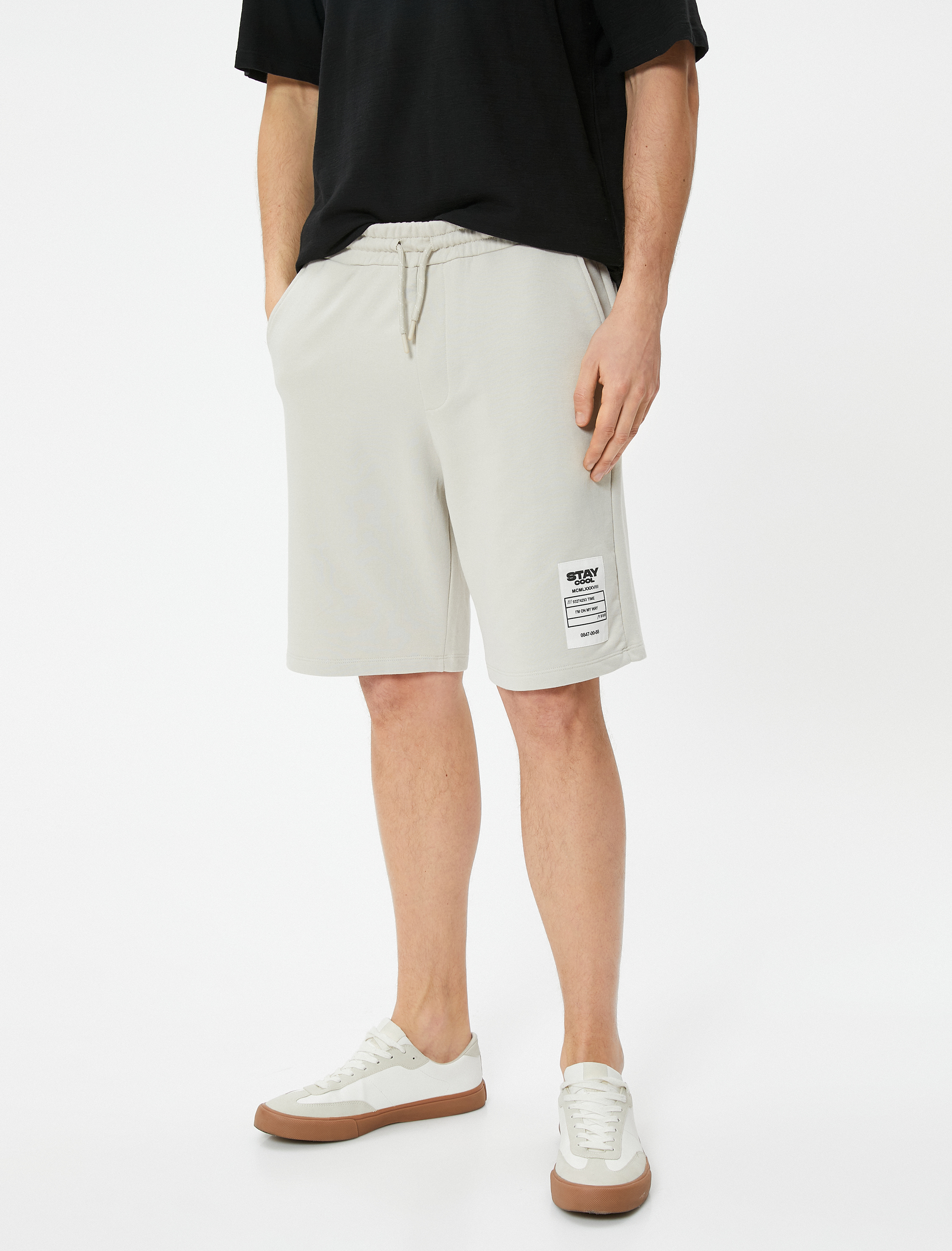   Bermuda Şort Etiket Baskılı Beli Bağcıklı Cep Detaylı