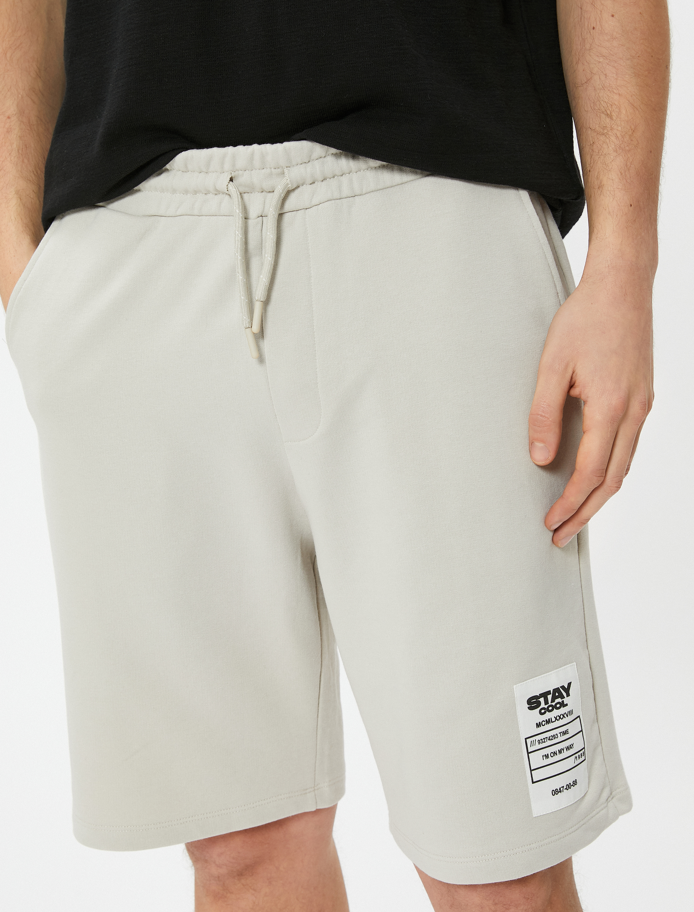   Bermuda Şort Etiket Baskılı Beli Bağcıklı Cep Detaylı