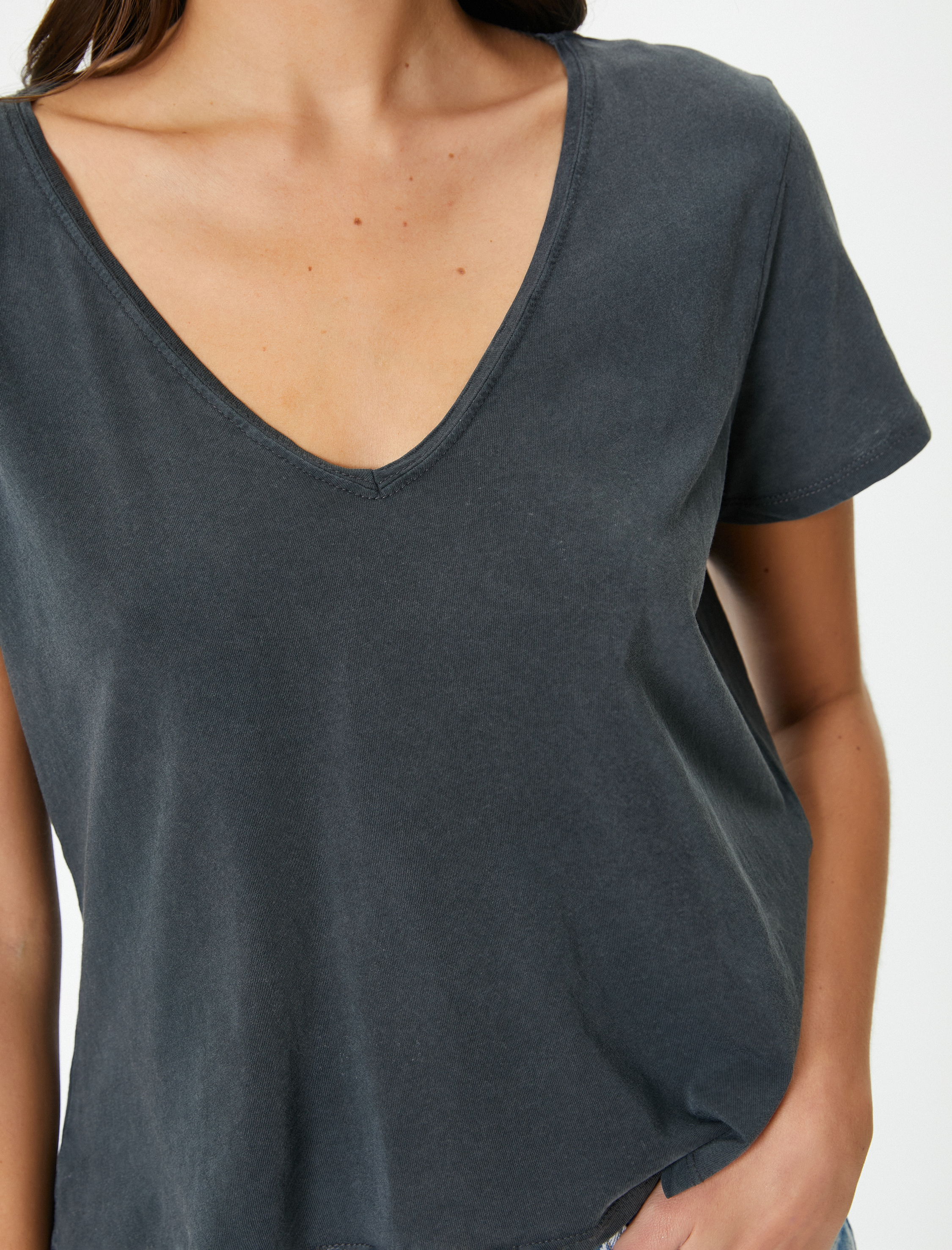 V Yaka Tişört Yıkamalı Kısa Kollu Pamuklu