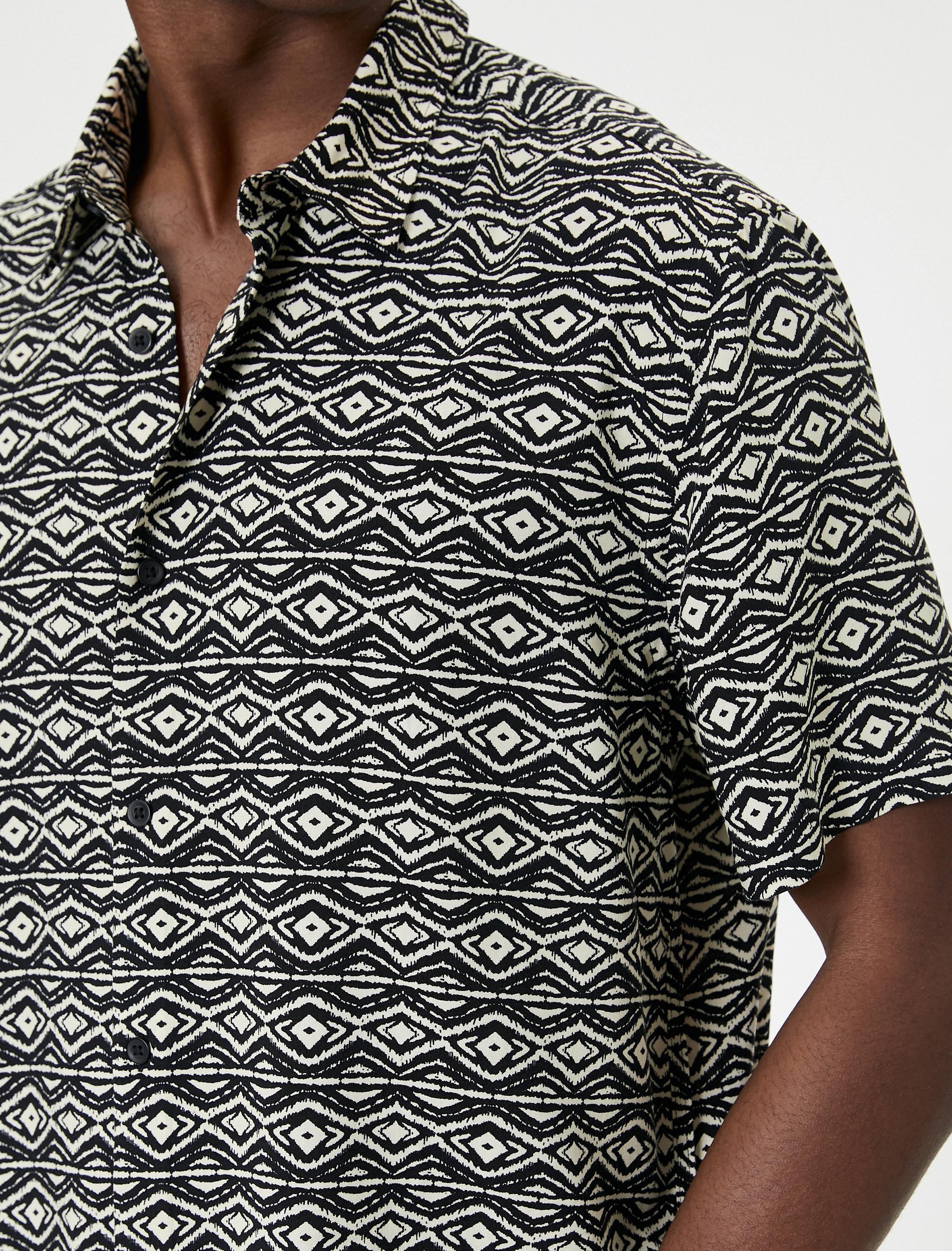   Kısa Kollu Gömlek Vintage Klasik Yaka Etnik Desenli Viskon Kumaş Regular Fit