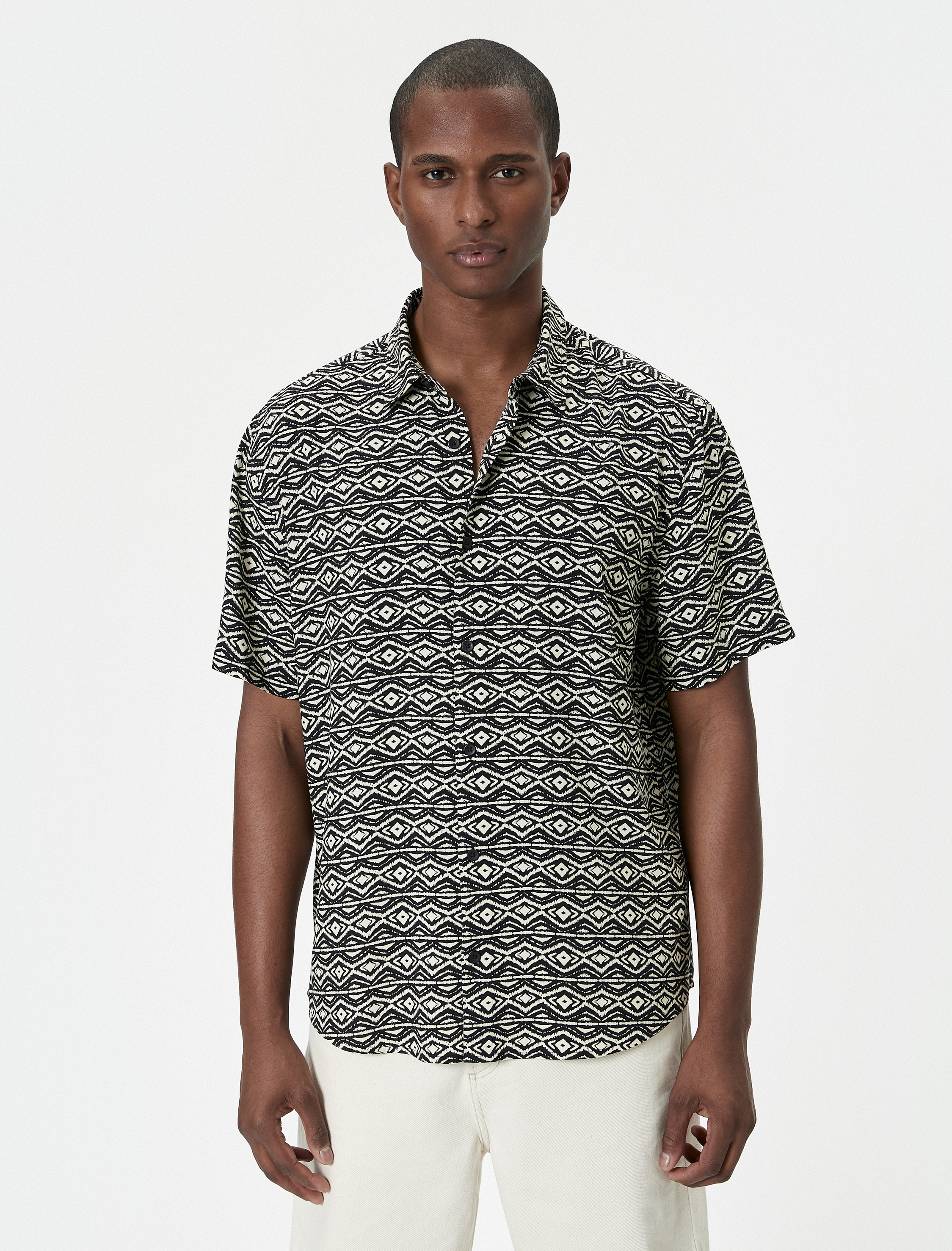   Kısa Kollu Gömlek Vintage Klasik Yaka Etnik Desenli Viskon Kumaş Regular Fit